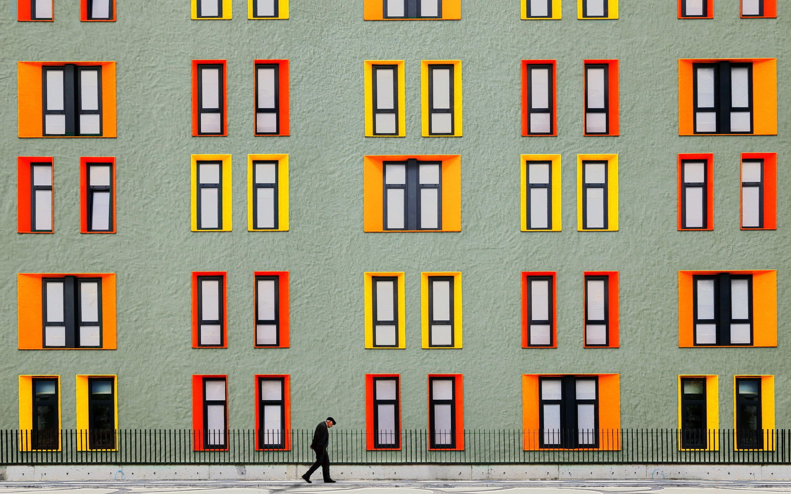 building, walking, 2K, town, city, window, street, old people, HD Wallpaper