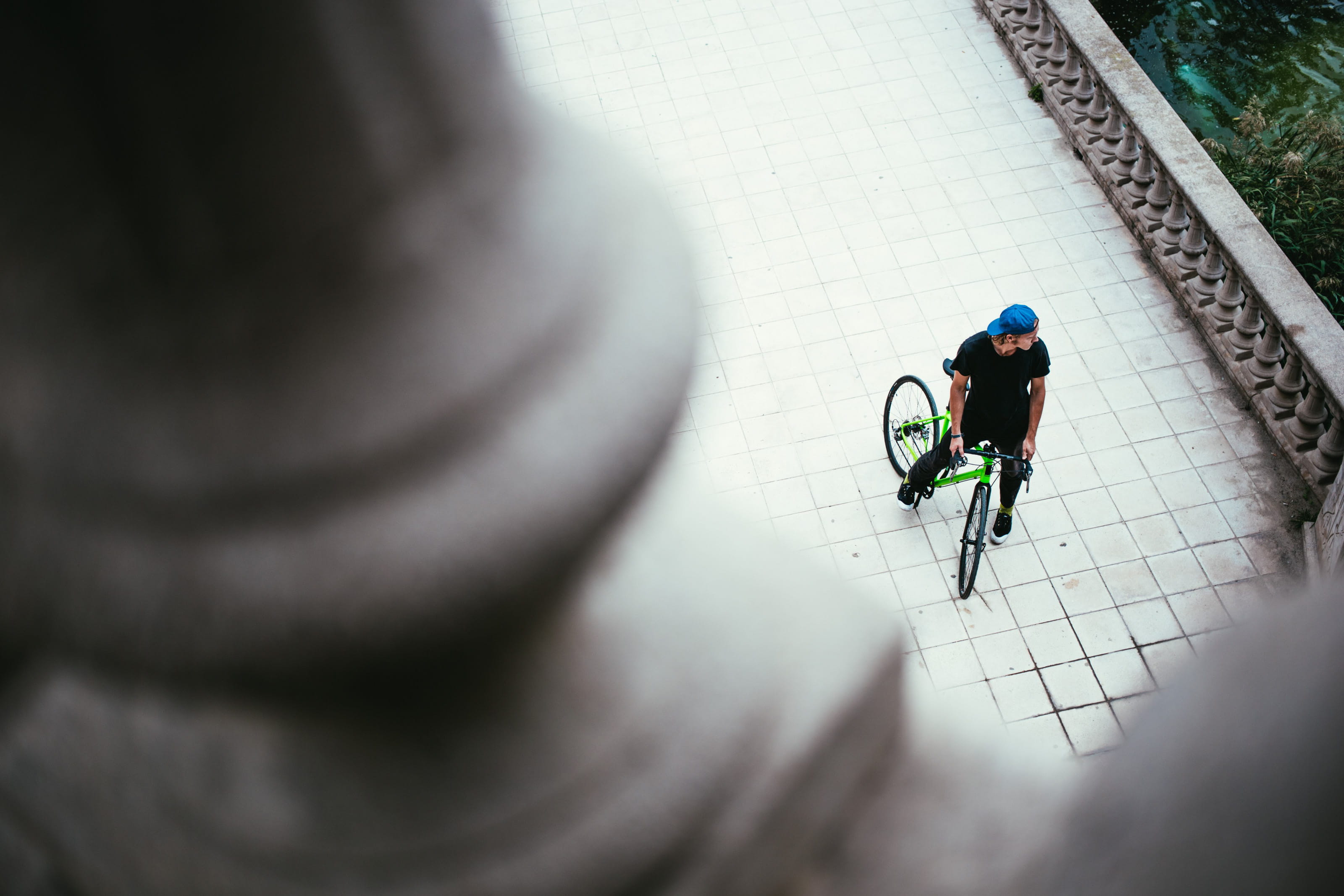 focus on background, black dress, transportation, focus, men, rear view, high angle view, city, cap, bicycle, male, blue, street, view from above, selective focus, HD Wallpaper