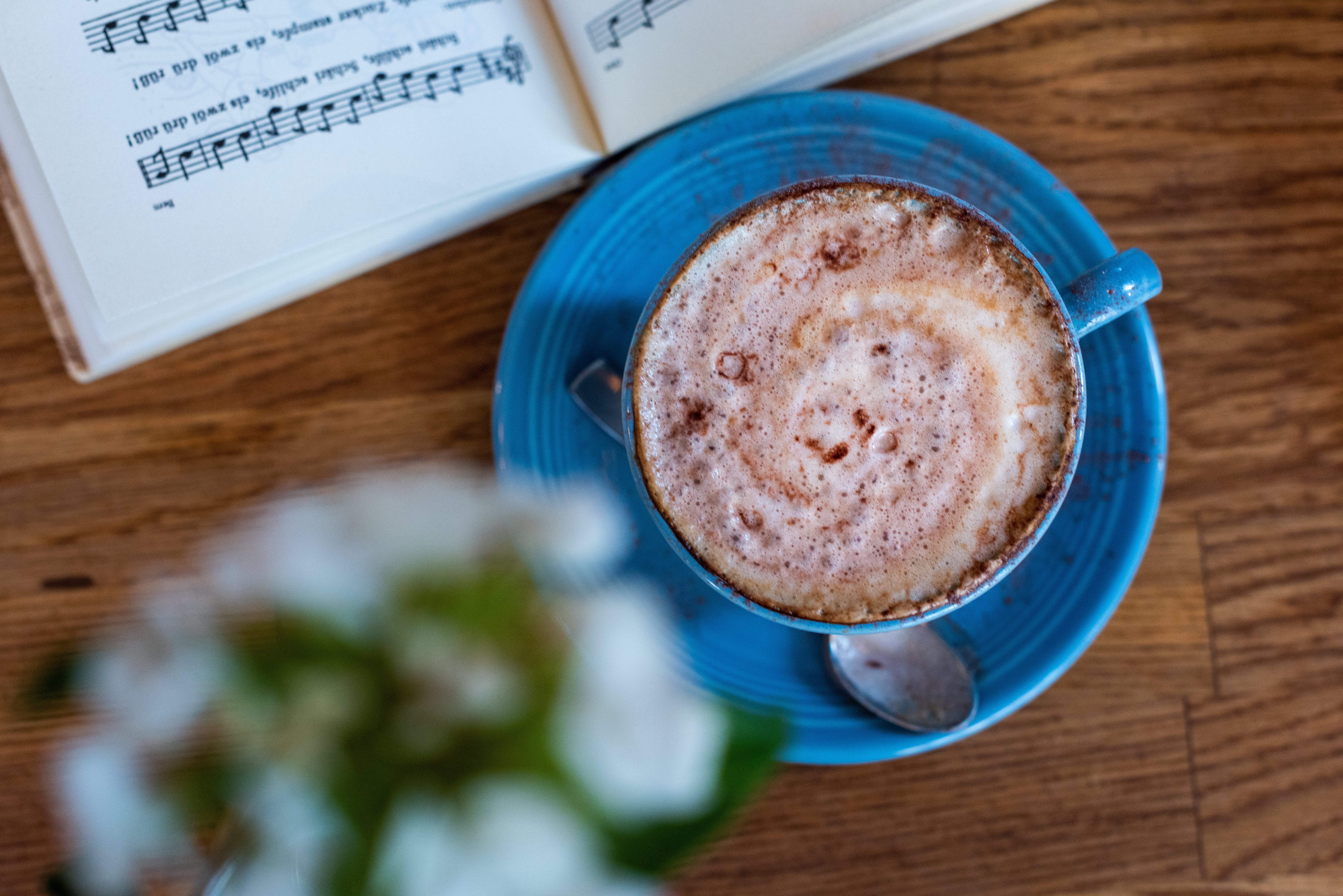 indoors, bokeh, close-up, high angle view, coffee, beverage, food, dessert, coffee - drink, hot chocolate, cappuccino, food and drink, frothy drink, blur, HD Wallpaper