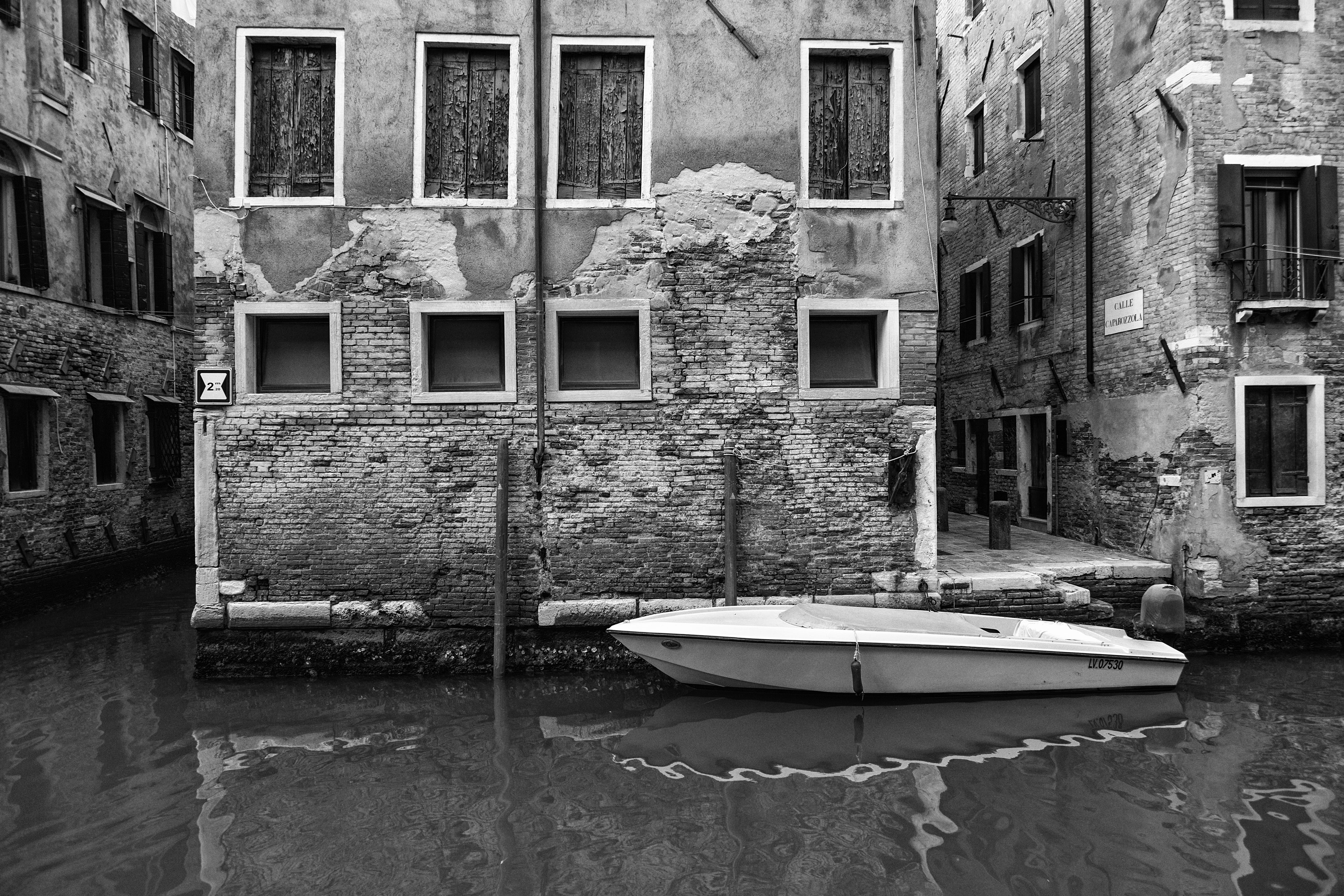 rowboat, waterfront, architecture, built structure, day, 5K, building, window, no people, building exterior, chanel, italy, nautical vessel, house, residential district, HD Wallpaper