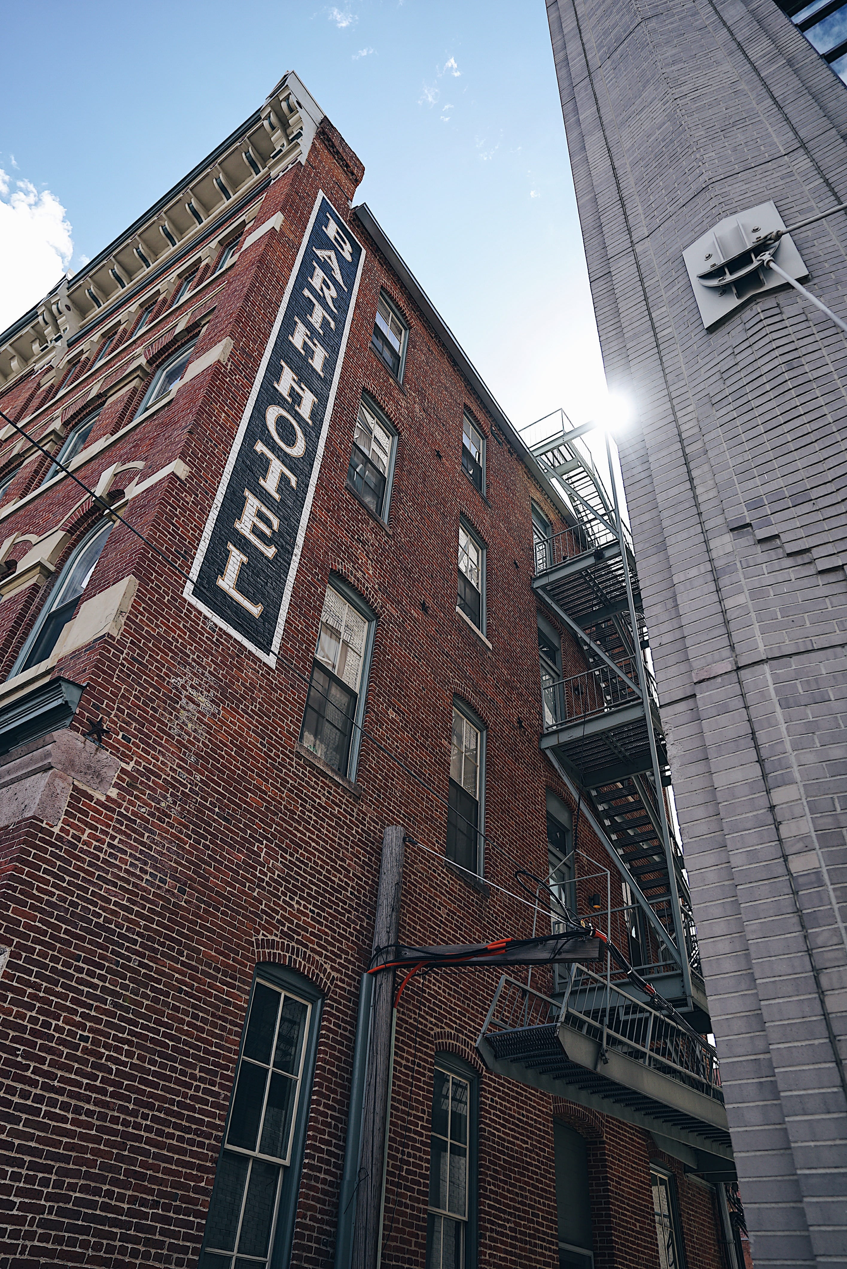 denver, alleyway, fire escape, 4K, day, tall - high, buildings, alley, outdoors, residential district, united states, urban photography, brick wall, street, Phone HD Wallpaper