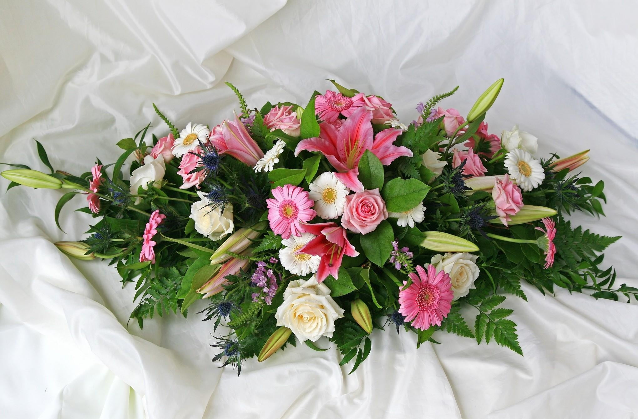 roses, fabric, indoors, leaf, rose - Flower, married, white, elegance, high angle view, bed, decoration, petal, flowers, fragility, arrangement, beauty in nature, HD Wallpaper