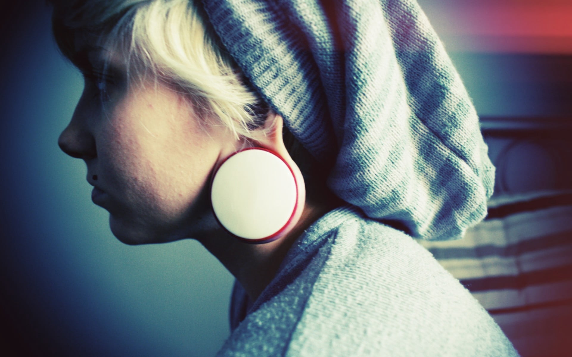 listening, females, real people, human body part, music, lifestyles, relaxation, people, holding, style, profile view, knit, body part, s, shadow, cap, HD Wallpaper