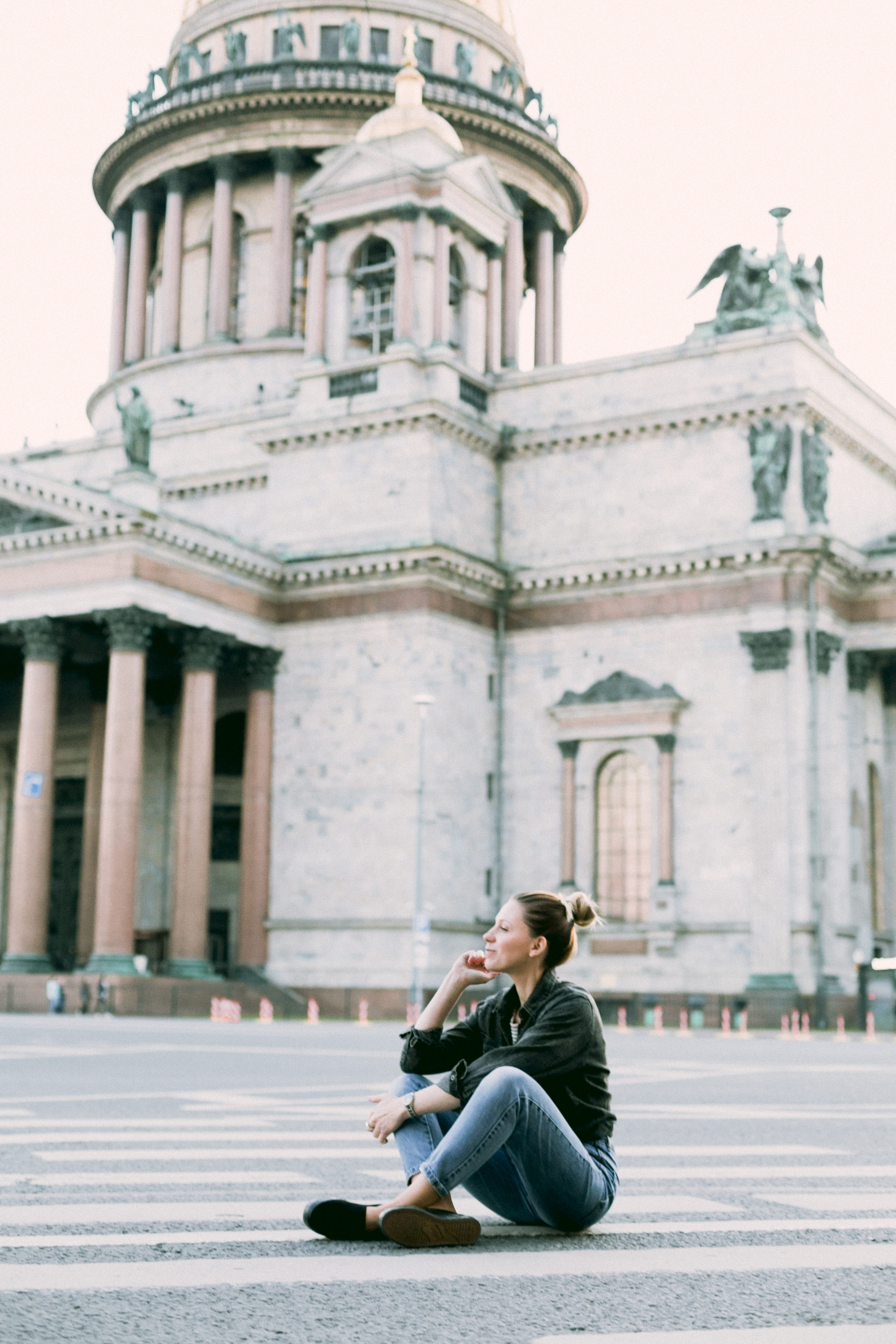 religion, urban, women, the past, person, sleeved, black, casual clothing, architecture, adult, blue, 5K, architectural column, woman, sitting, built structure, Phone HD Wallpaper