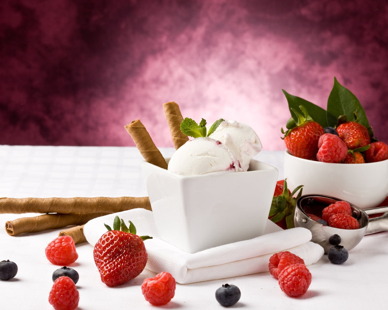 summer, dessert, studio shot, cold - Temperature, strawberry, close-up, milk, refreshment, red, breakfast, gourmet, sweet, wood - Material, dairy Product, HD Wallpaper