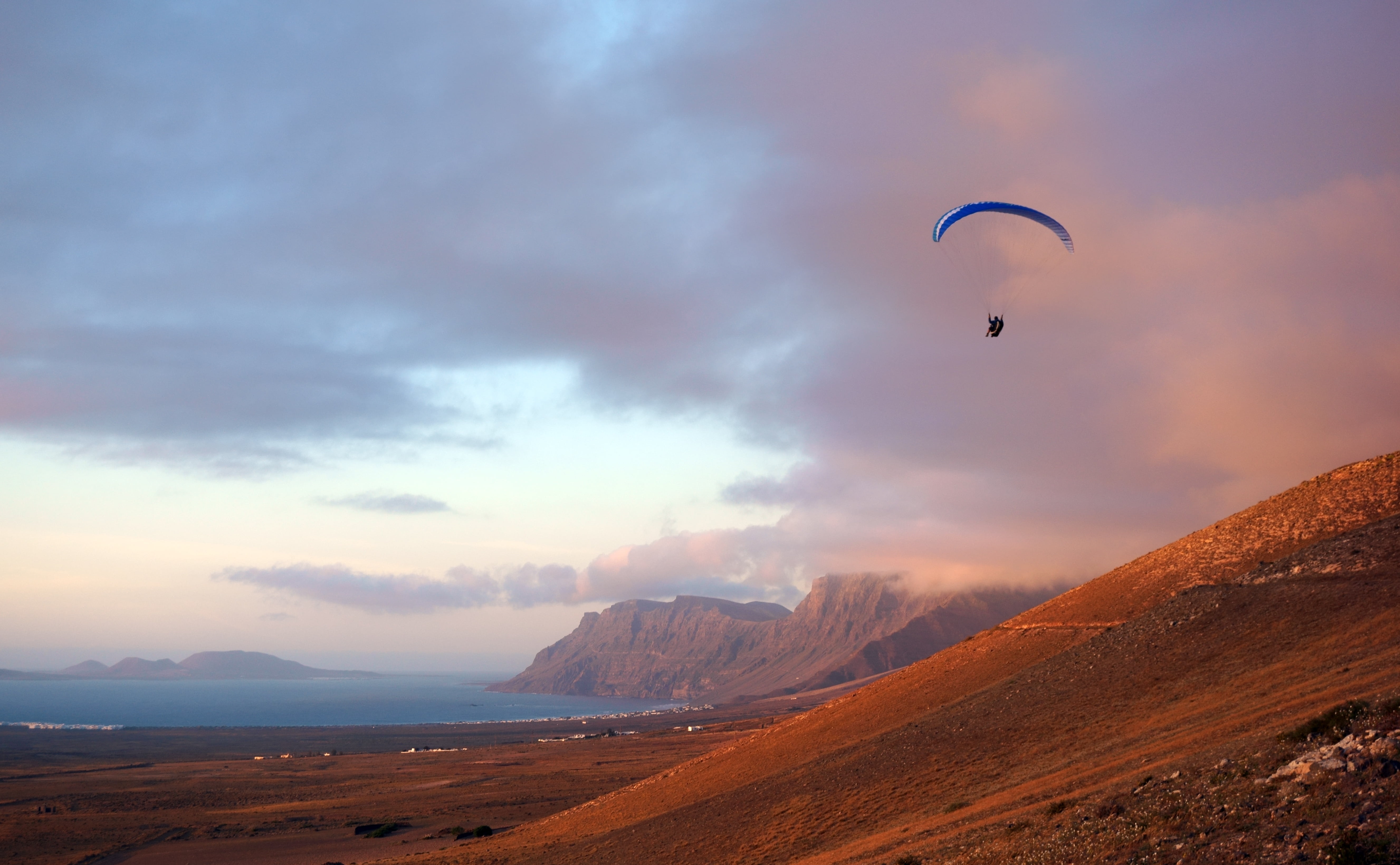 extreme sports, going, tranquil scene, parachute, environment, fly, land, beauty in nature, nature, paragliding, 5K, flying, tranquility, sunset, leisure activity, HD Wallpaper
