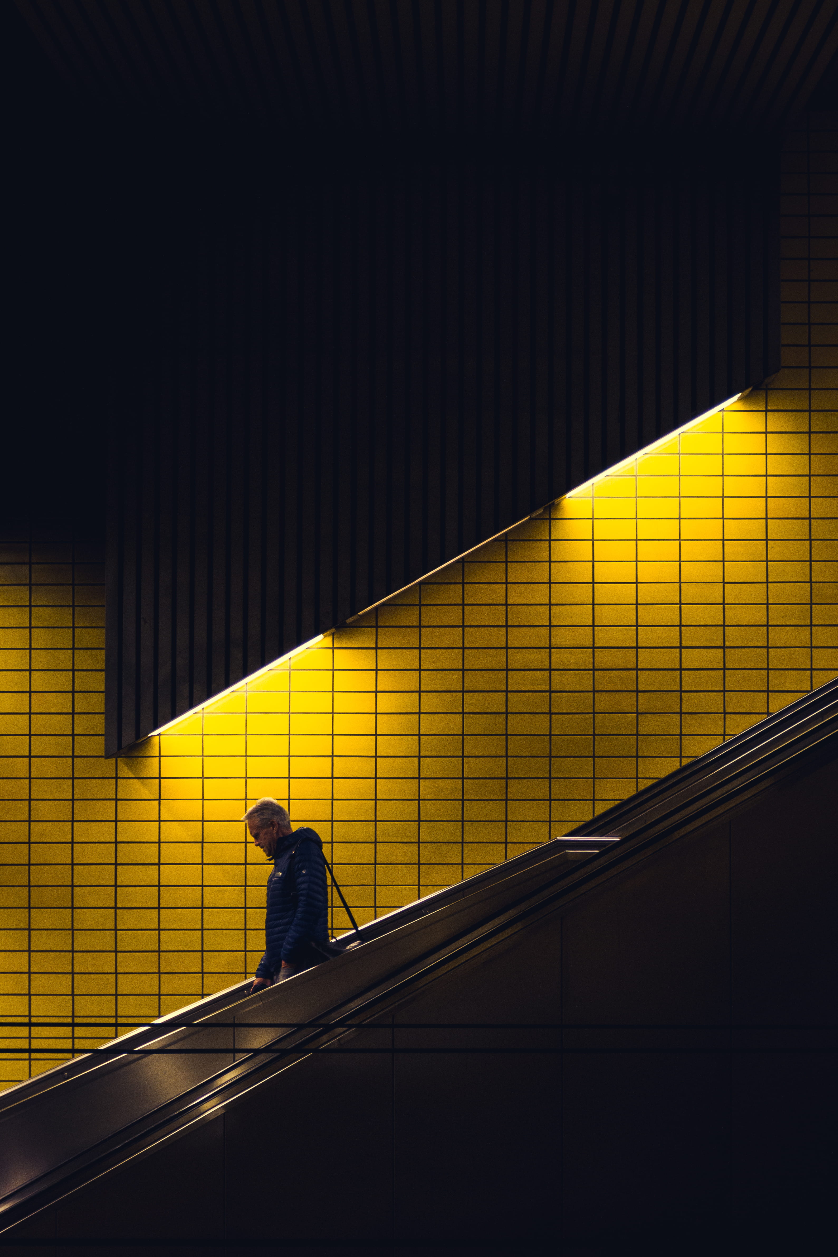 4K, lighting, escalator, city, office building, banister, ceiling, lifestyles, going, top, person, built structure, transportation, handrail, screen, subway, Phone HD Wallpaper