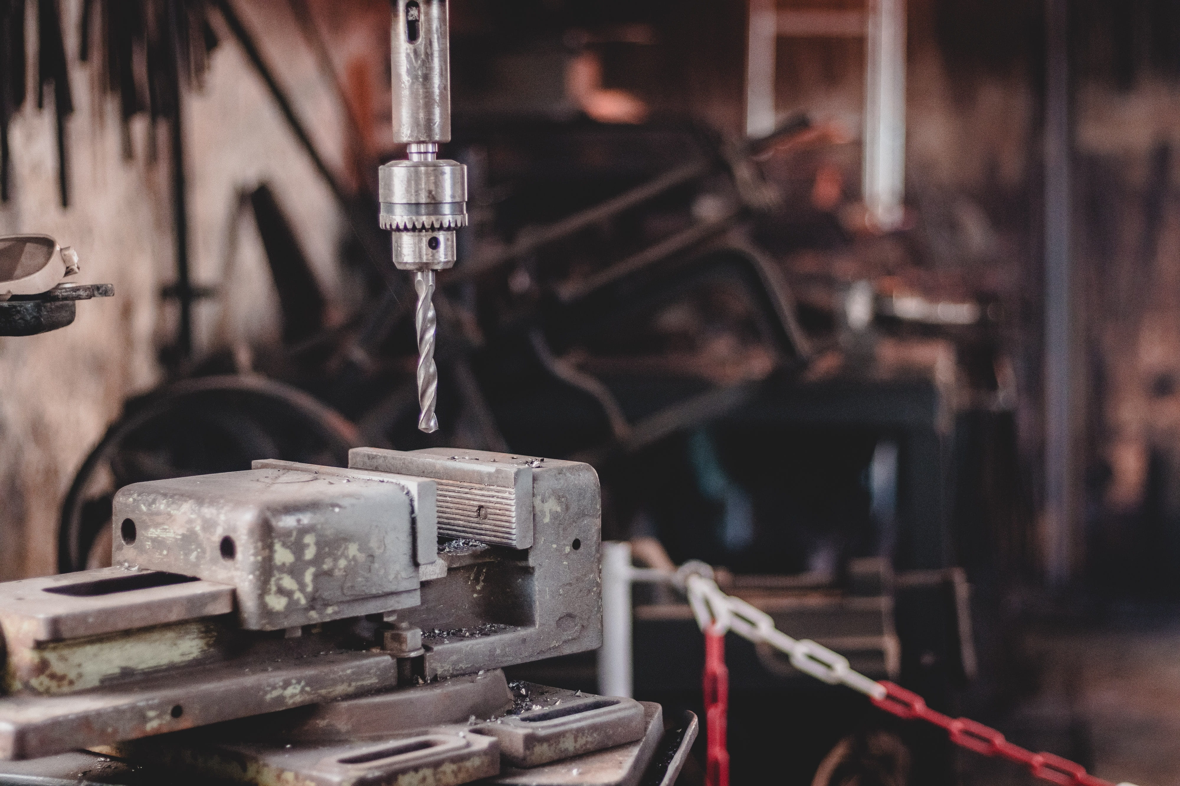 abandoned, chain, photography, metal work, close-up, machine, drill, indoors, shallow, rusty, damaged, 4K, decline, metal, history, run-down, industrial equipment, HD Wallpaper