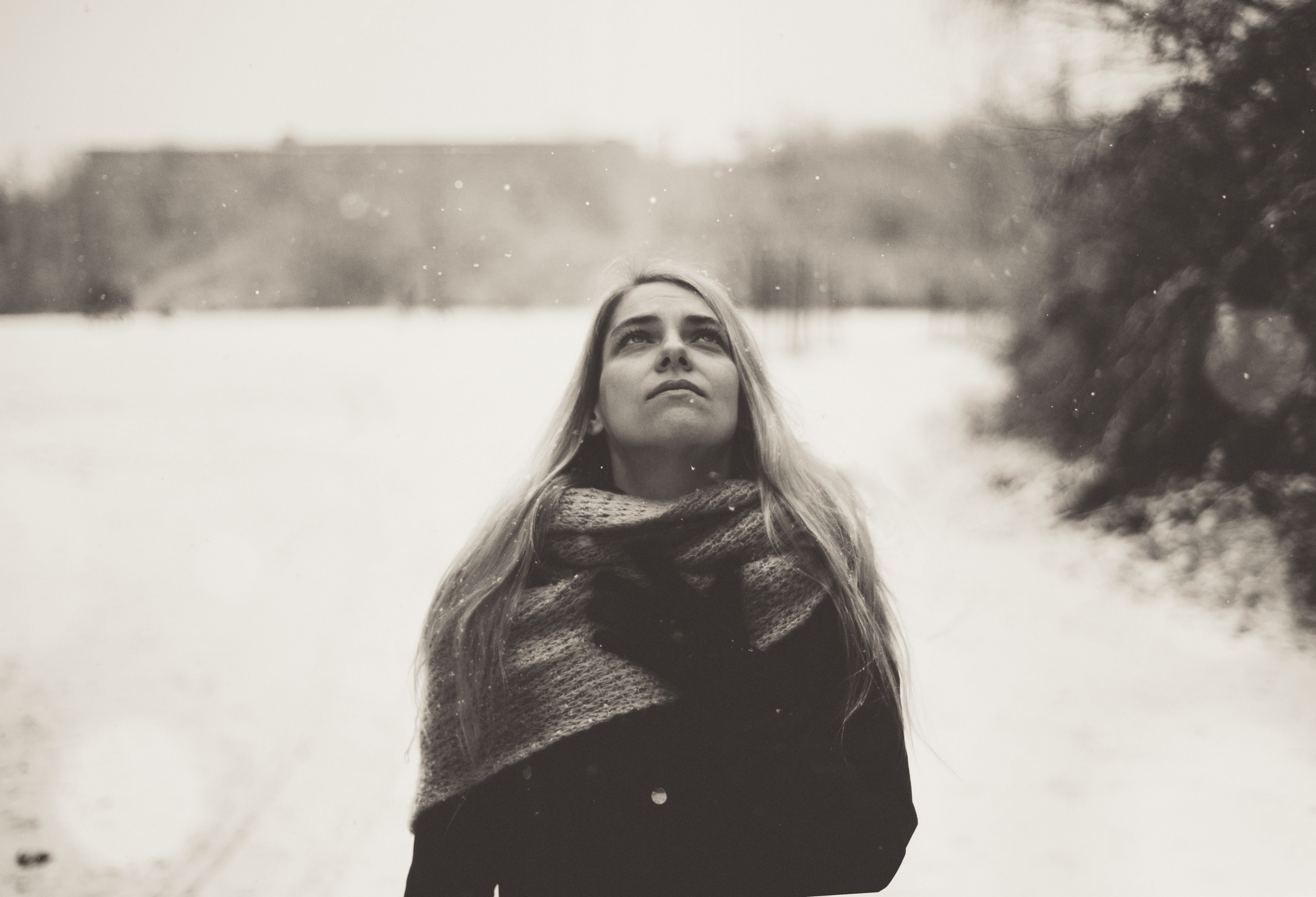 young, season, front view, snow, beautiful, summer, frost, fashion, focus on foreground, women, leisure, lifestyles, young women, sad, black and white, HD Wallpaper