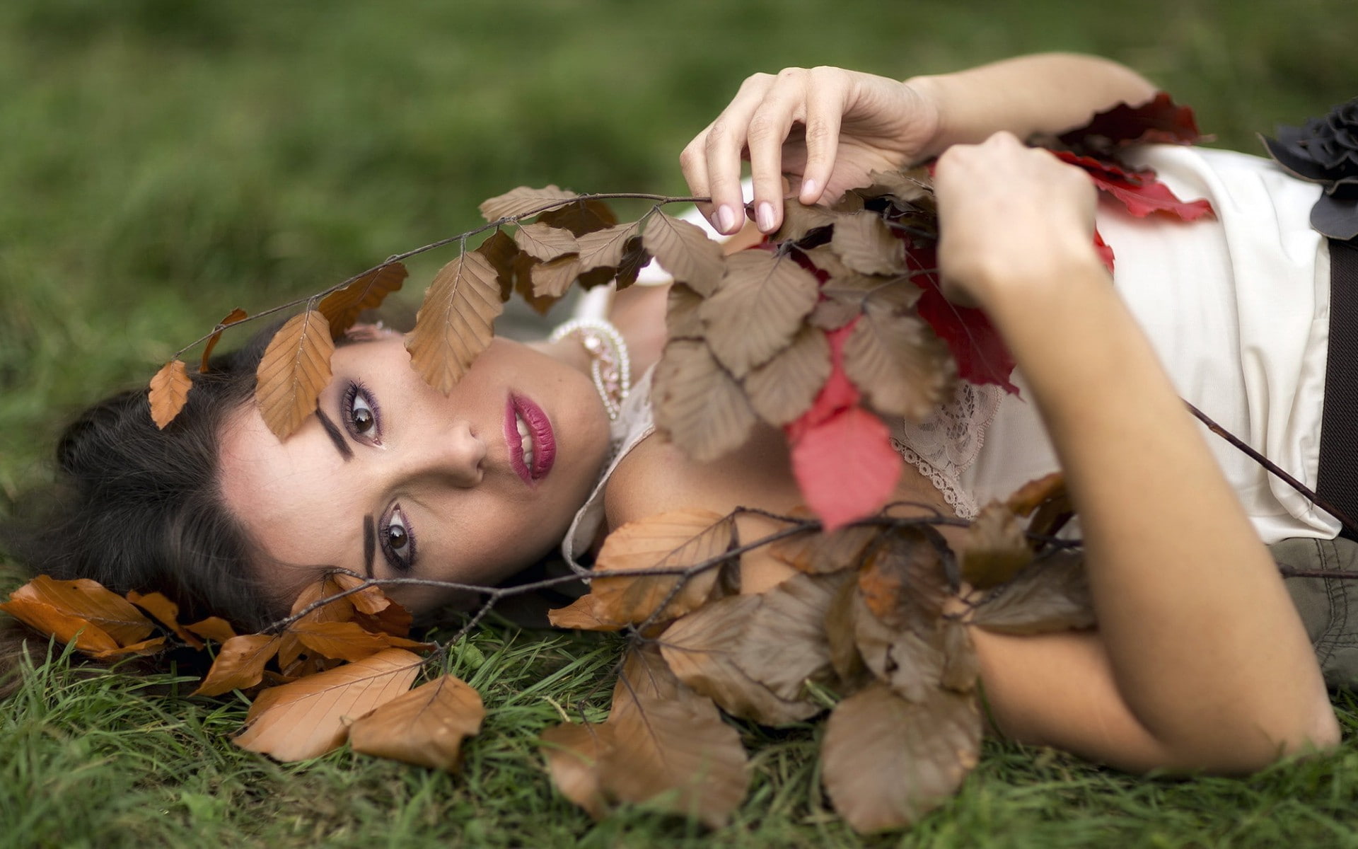 1080P, depth of field, women outdoors, fall, women, open mouth, bare shoulders, lying on back, nature, brown eyes, field, looking at viewer, leaves, grass, HD Wallpaper