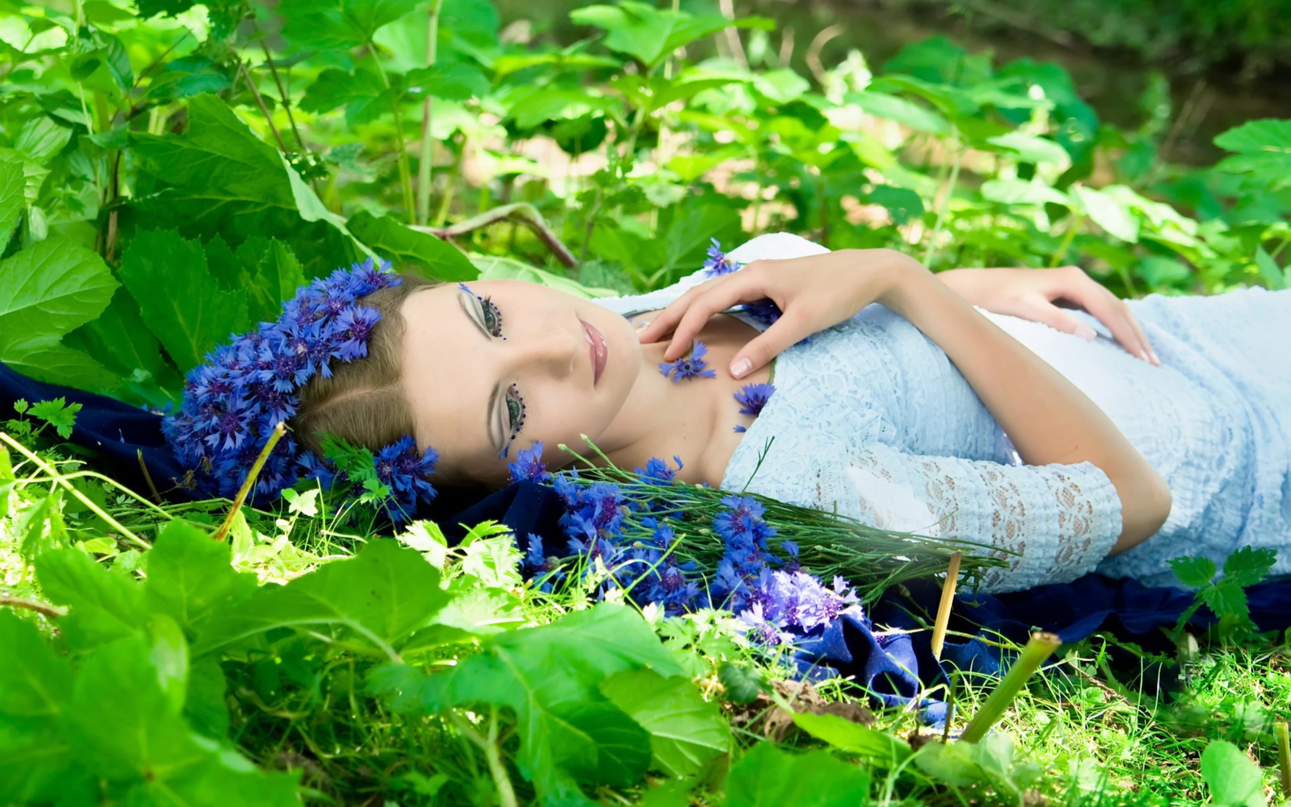 freshness, makeup, beautiful woman, fantasy girl, lifestyles, green color, relaxation, lying down, face, growth, flowers, 2K, model, young adult, brunette, HD Wallpaper