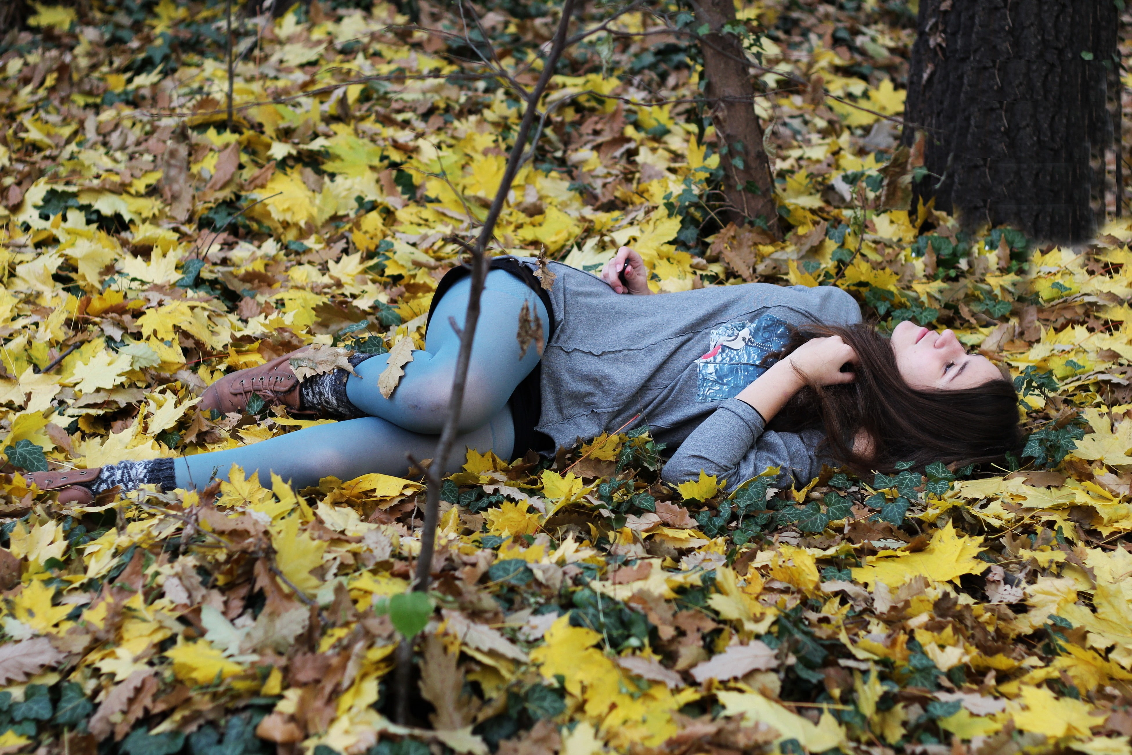 women, change, women outdoors, land, teenager, lifestyles, leaf, plant, beautiful woman, leisure activity, lying down, hairstyle, plant part, one person, HD Wallpaper