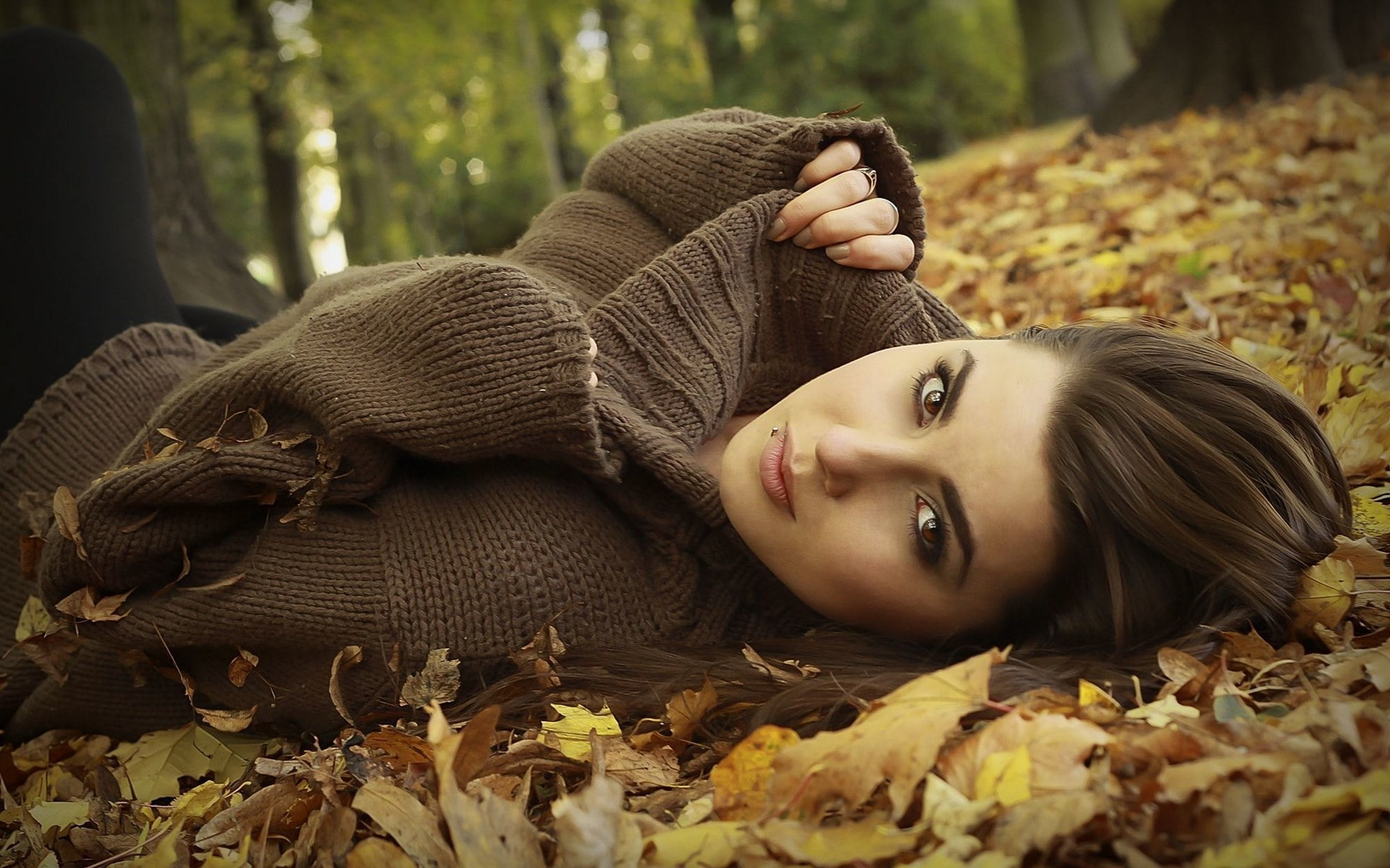 one person, adult, change, real people, autumn, plant part, 1080P, beauty, young adult, land, outdoors, girl hd 1920x1200, lifestyles, young women, lying down, HD Wallpaper