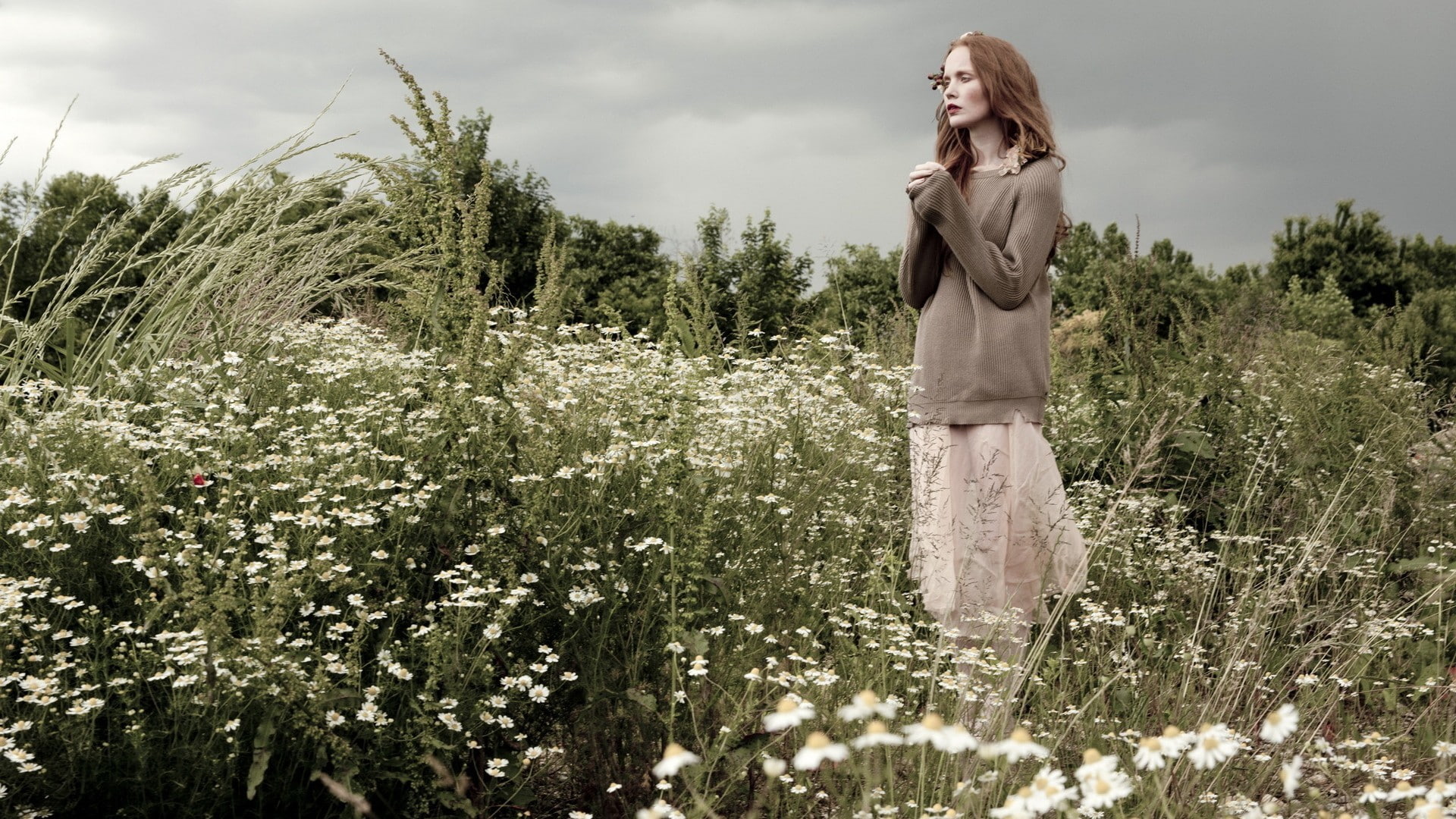 looking into the distance, brunette, long skirt, women, 1080P, women outdoors, fair skin, HD Wallpaper