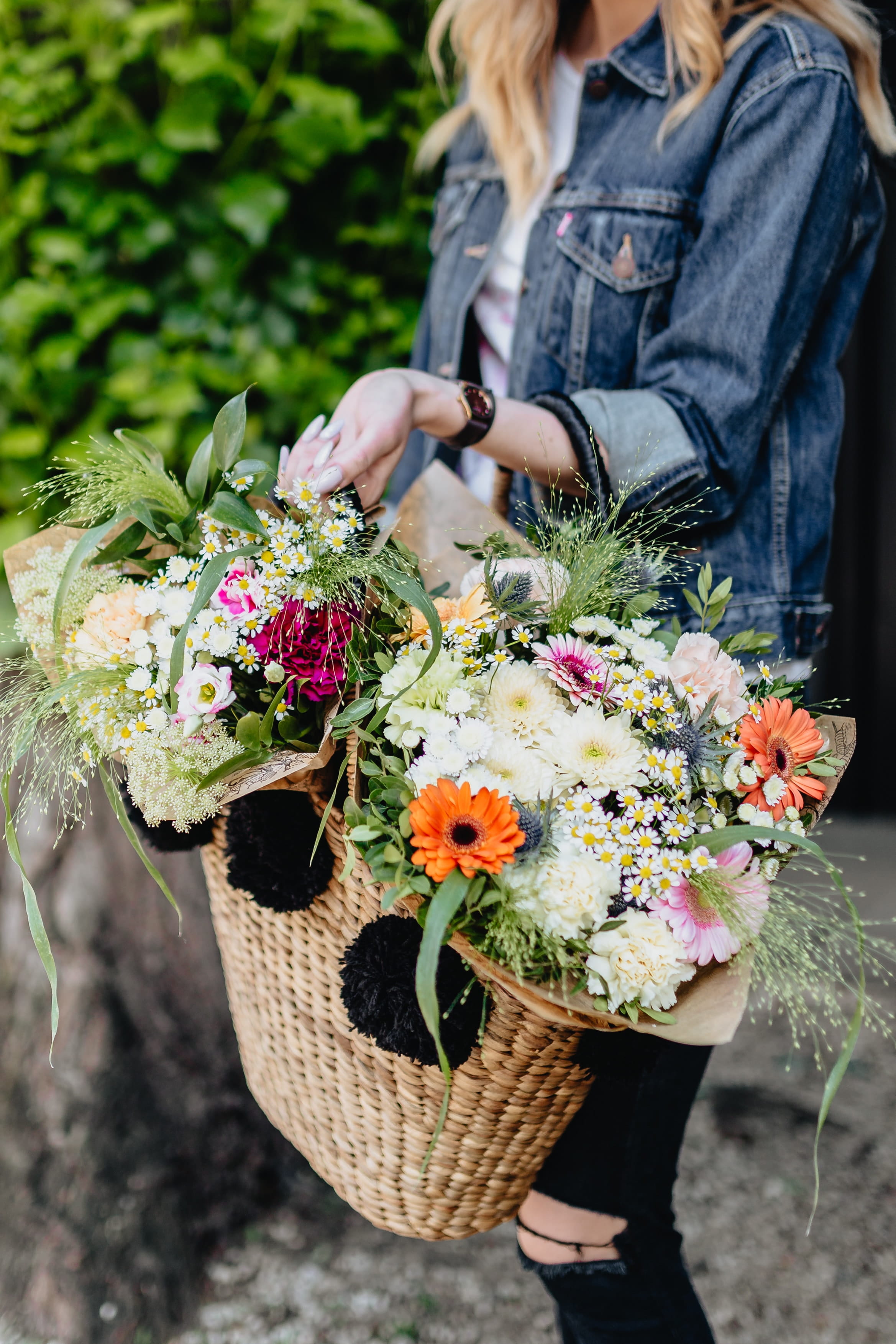 jeans jacket, full, beauty in nature, vulnerability, flower arrangement, jeans, freshness, outdoors, real people, midsection, adult, lovely, raffia basket, Phone HD Wallpaper
