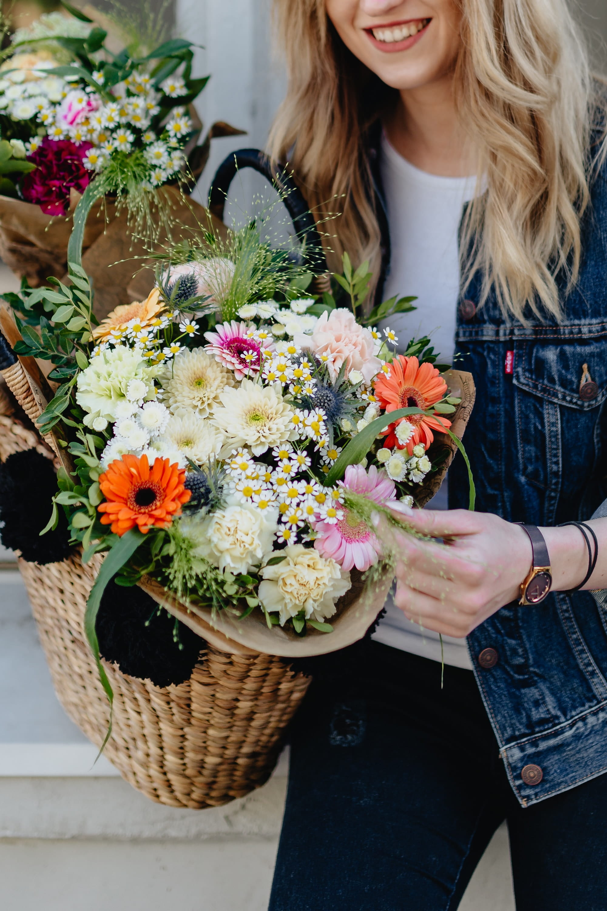 woman, bunch, smile, raffia basket, florist, outdoors, flower arrangement, flower head, jeans jacket, women, bouquet, freshness, young, nature, fragility, Phone HD Wallpaper