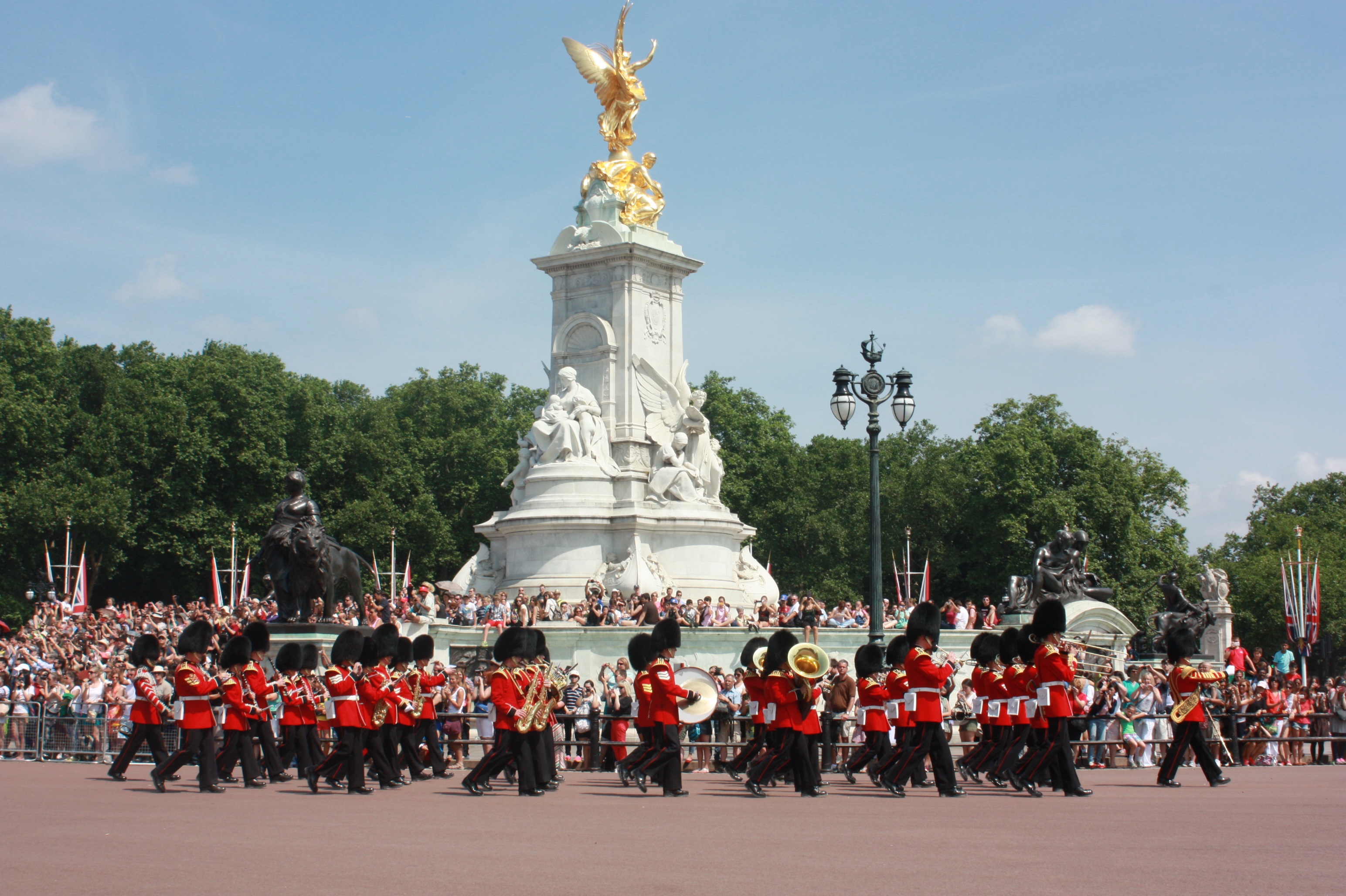 men, plays, 2K, real people, blue, marching band, group of people, buckingham palace, human representation, london, large group of people, crowd, uniform, HD Wallpaper