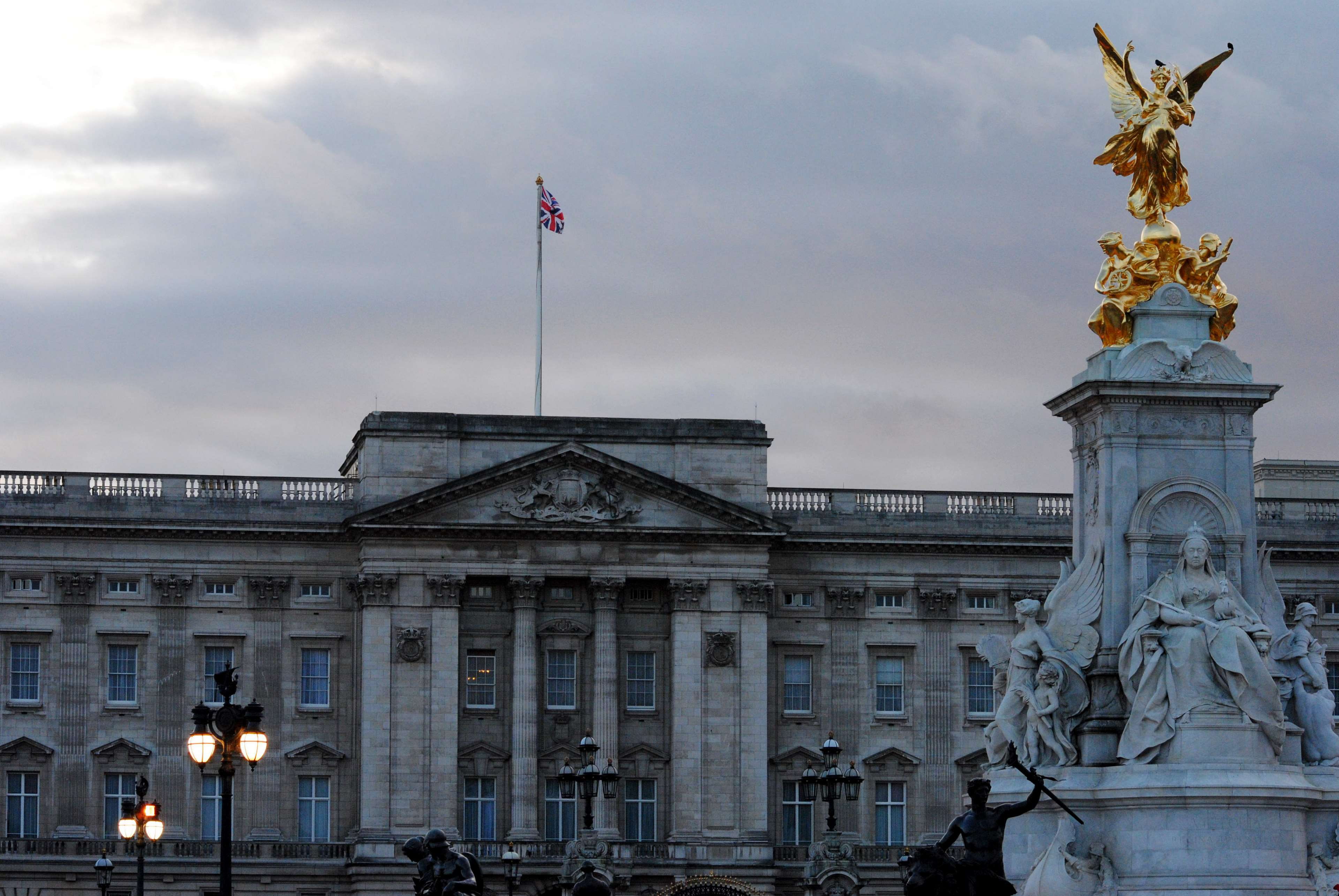 architecture, female likeness, gold, sculpture, government, travel destinations, 4K, england, tourism, buckingham palace, outdoors, travel, no people, HD Wallpaper
