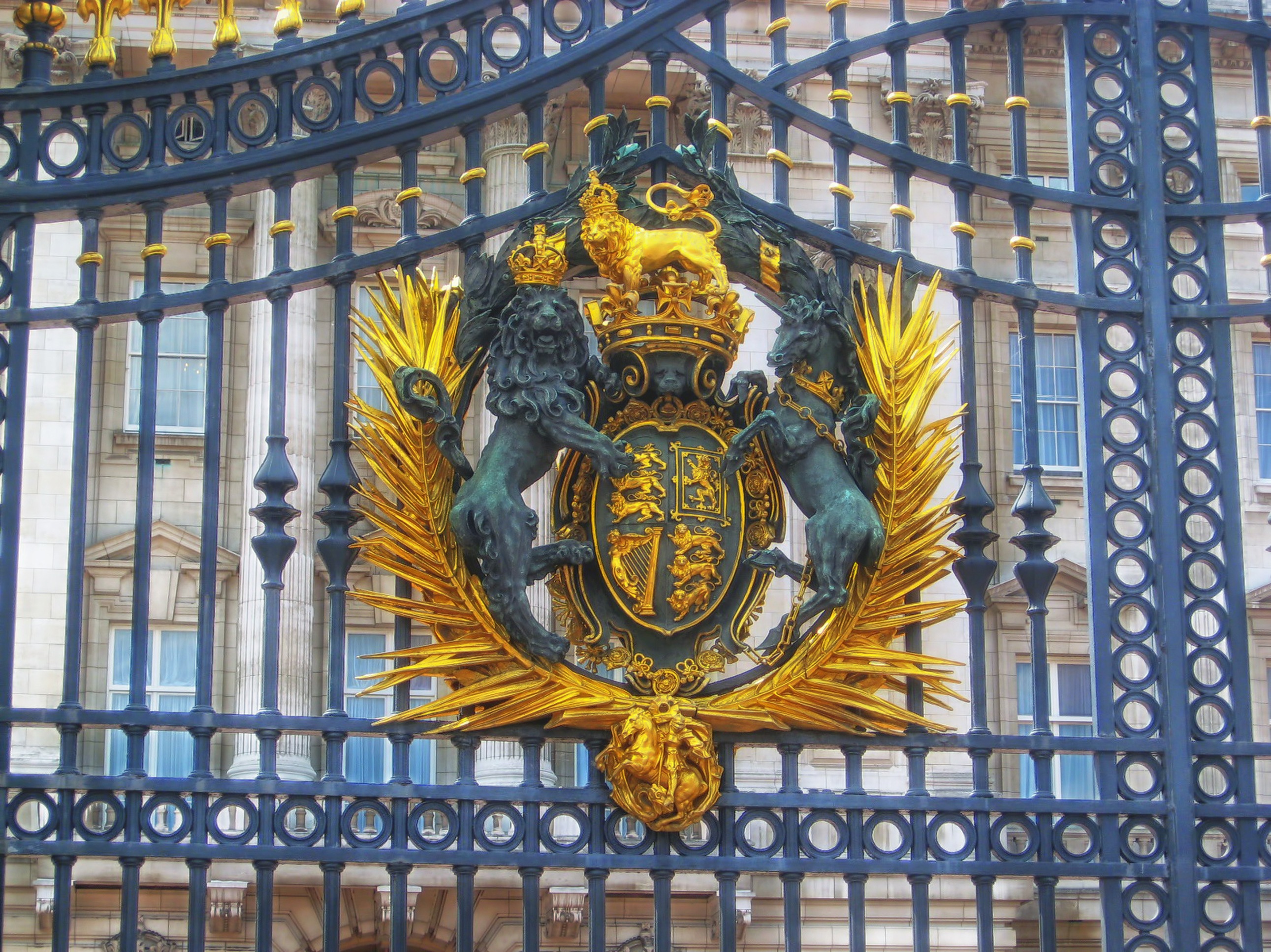 ornate, architecture, pattern, day, travel, port, no people, 2K, palace, travel destinations, arms, building exterior, metal, human representation, london, HD Wallpaper