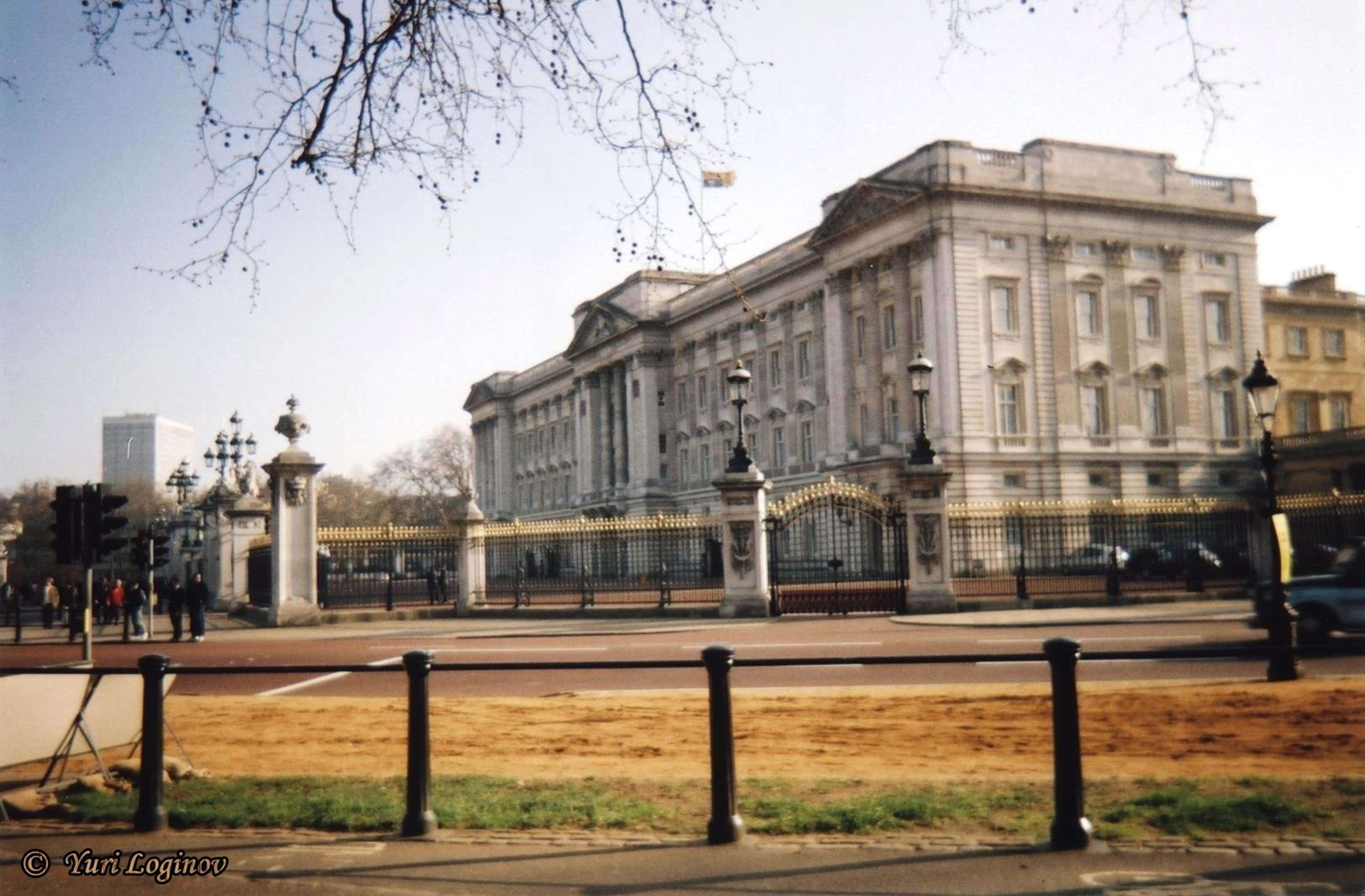 building exterior, government, fence, england, outdoors, buckingham palace, barrier, bare tree, boundary, clear sky, sky, city, built structure, nature, HD Wallpaper