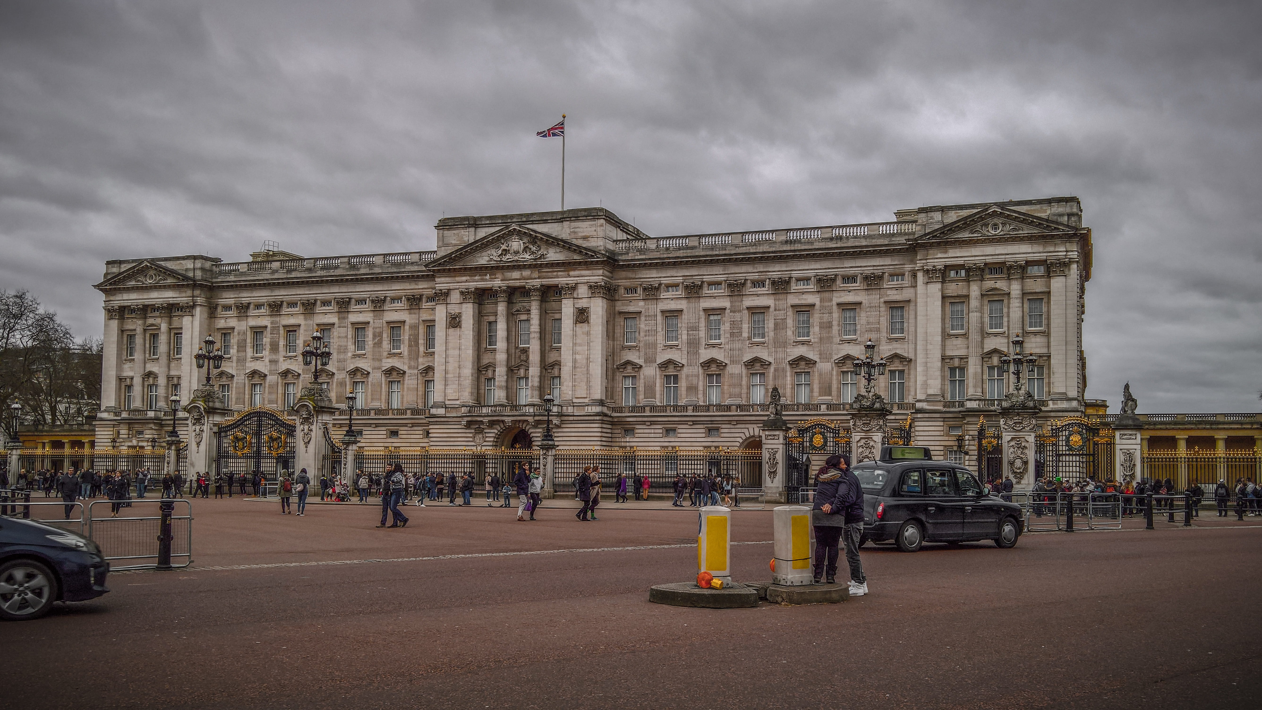 queen, architectural column, windows, transportation, fence, buckingham, government, street, built structure, day, clouds, city, travel, the past, flag, HD Wallpaper
