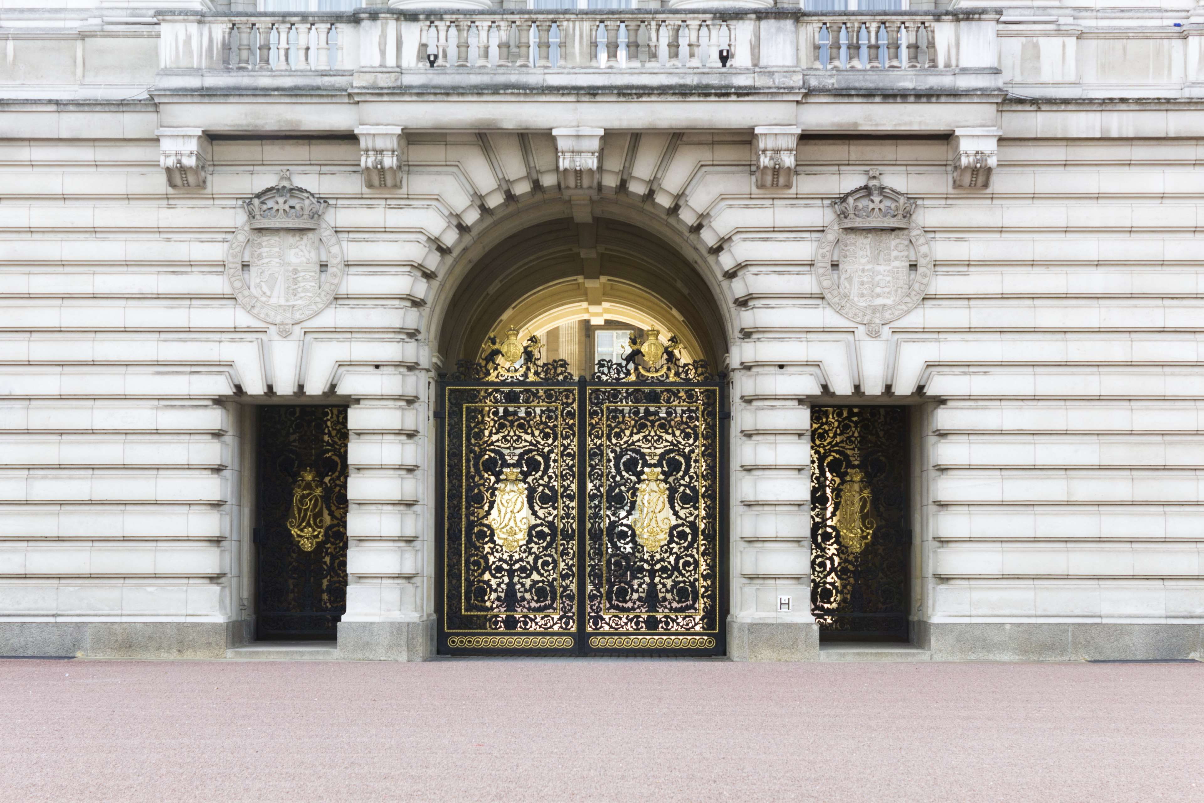 art and craft, 4K, history, buckingham palace, ornate, door, day, entrance, creativity, architectural column, built structure, no people, gates, pattern, HD Wallpaper