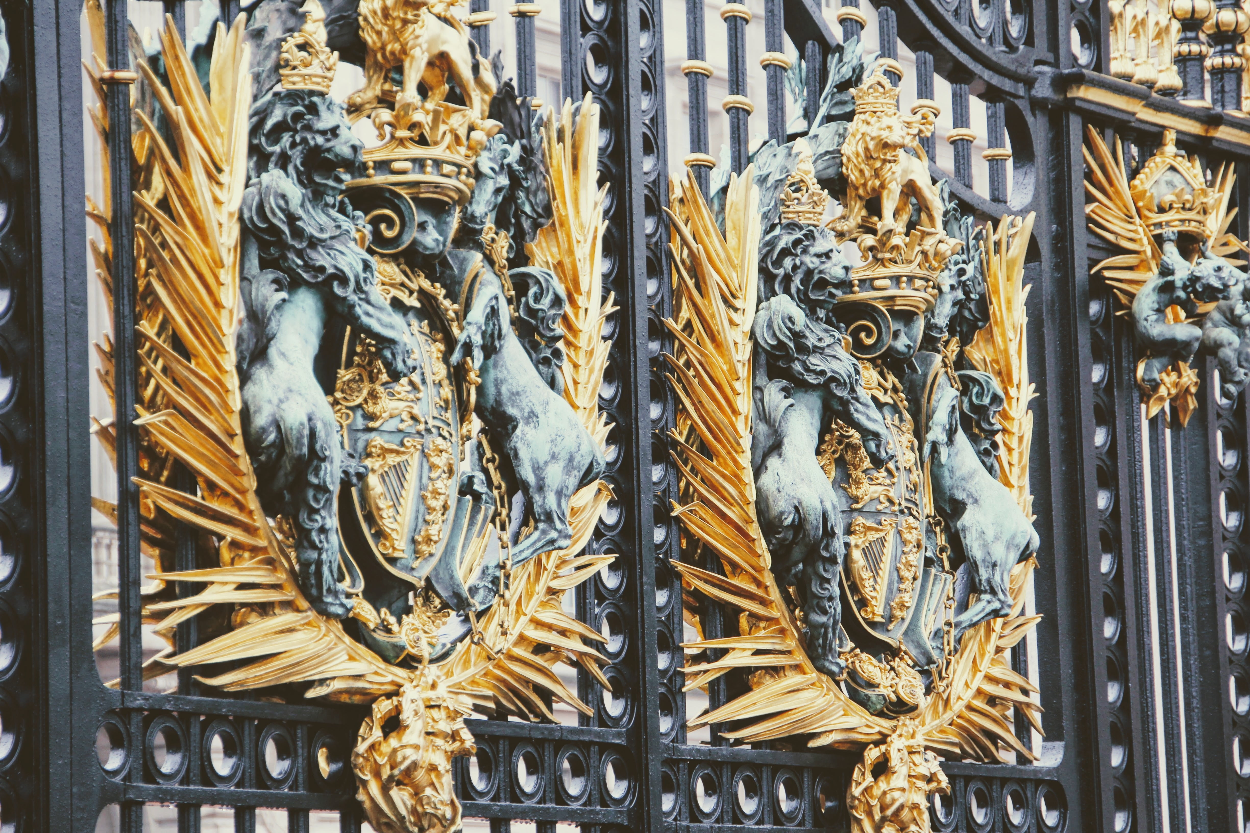 famous Place, day, detail, buckingham palace, europe, craft, ornate, no people, london, human representation, outdoors, metal, gate, built structure, belief, HD Wallpaper