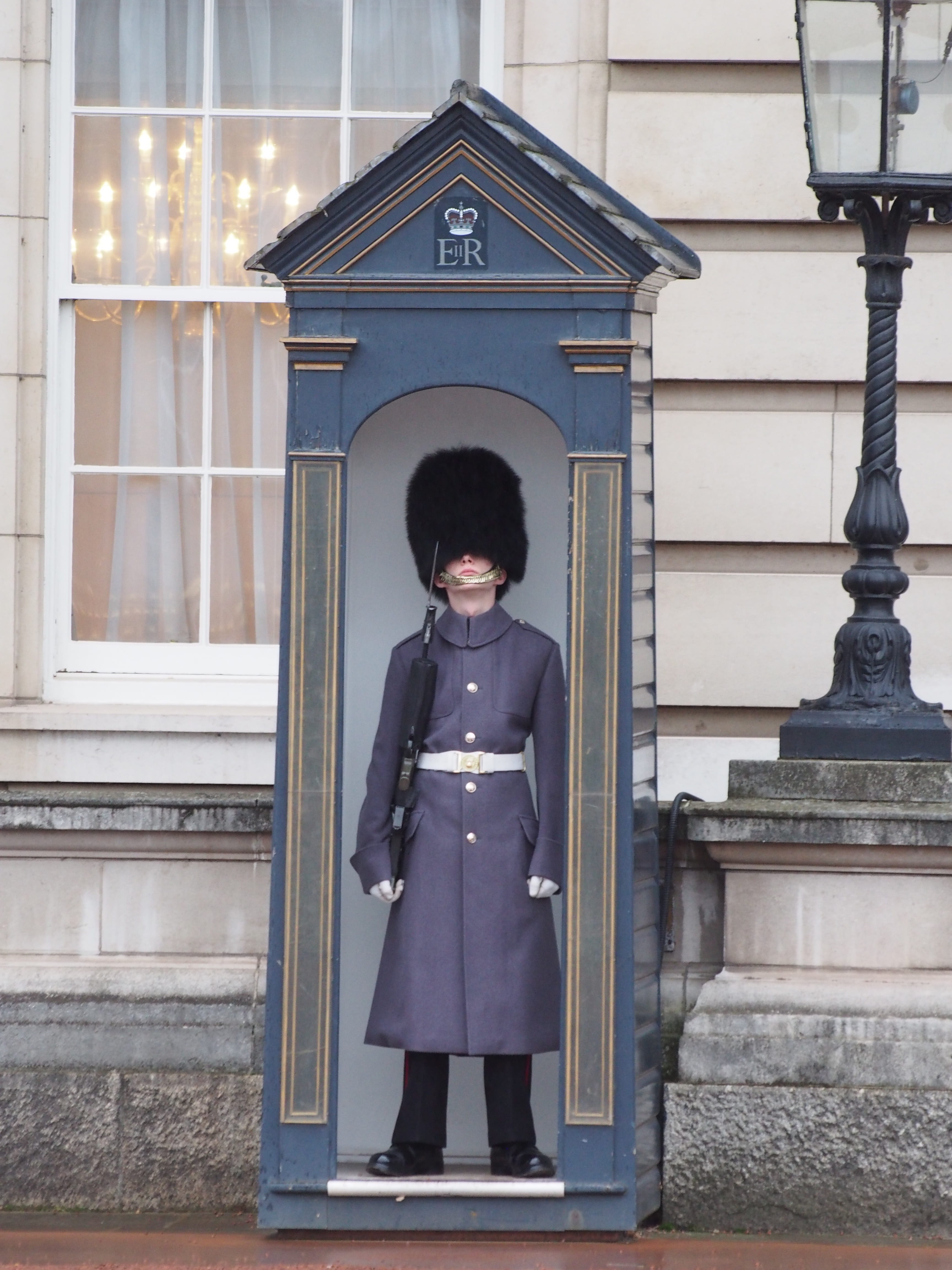 one person, buckingham palace, places of interest, rifle, uk, men, united kingdom, architectural column, history, outdoors, architecture, london, british, Phone HD Wallpaper