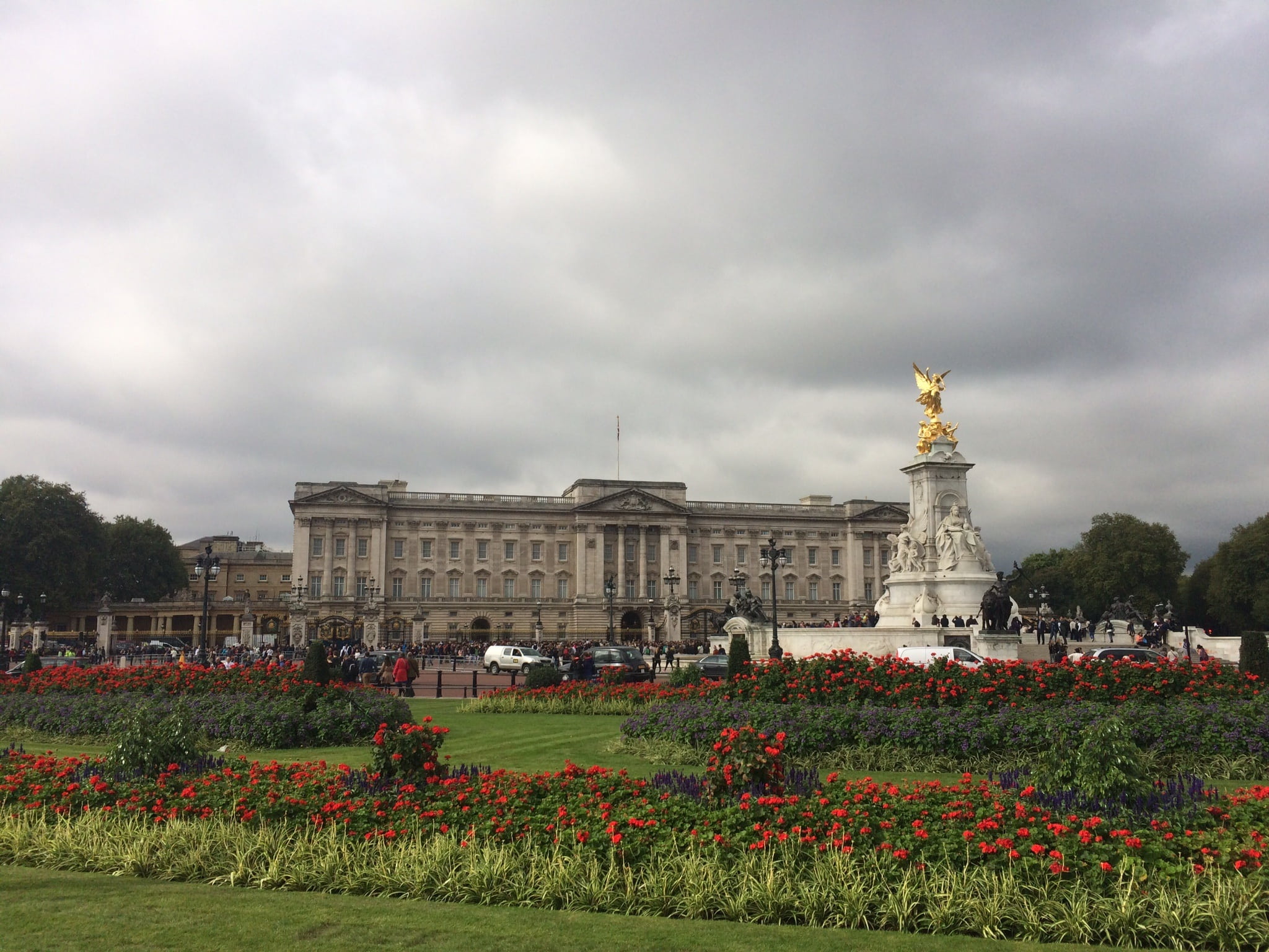 cloud - sky, architecture, sculpture, city, flowering plant, building exterior, flower, uk, building, nature, sky, incidental people, statue, the past, HD Wallpaper