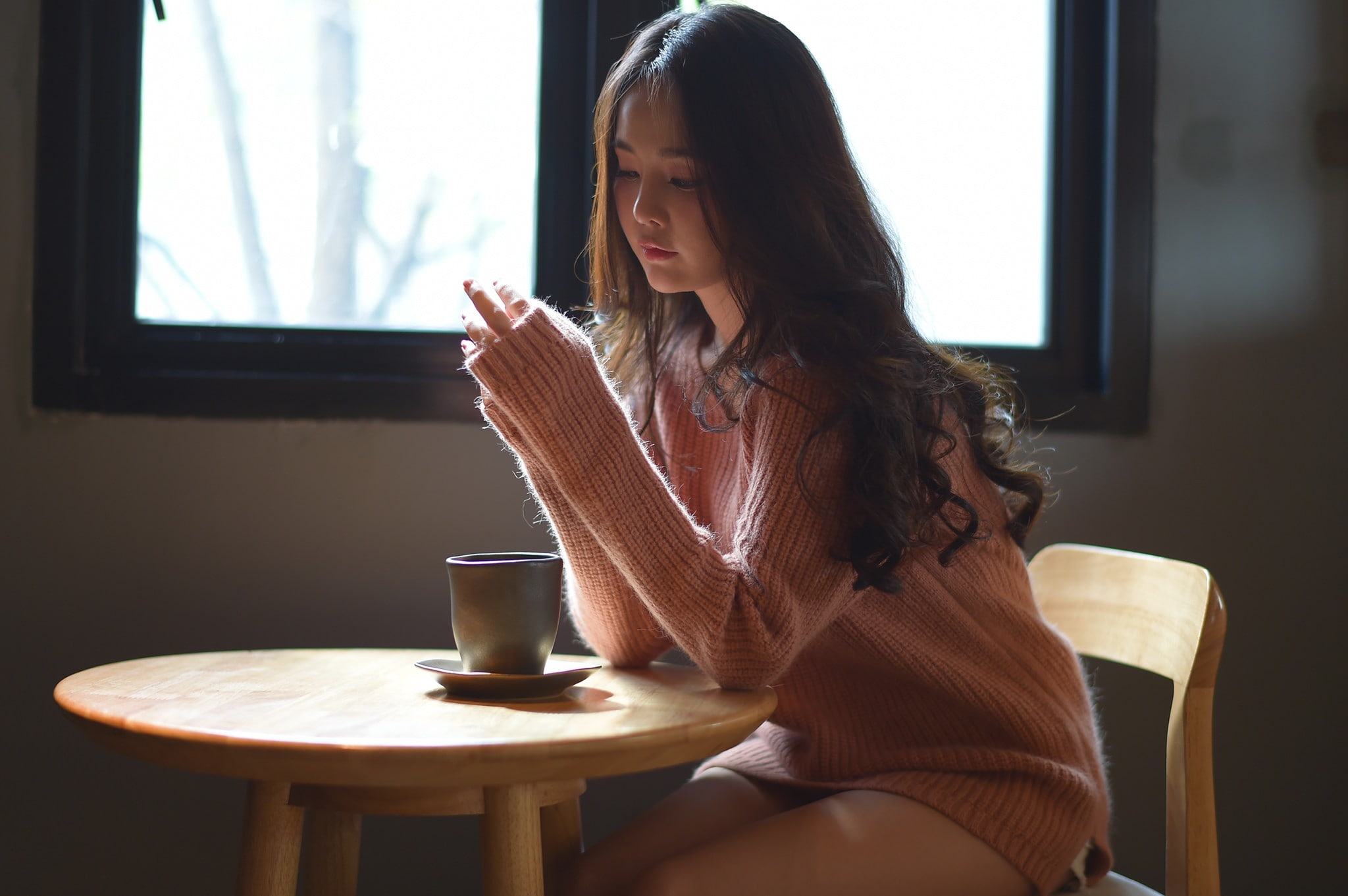 coffee - drink, contemplation, drinking, mug, one person, sweater, beautiful woman, coffee cup, hot drink, leisure activity, real people, drink, sitting, HD Wallpaper
