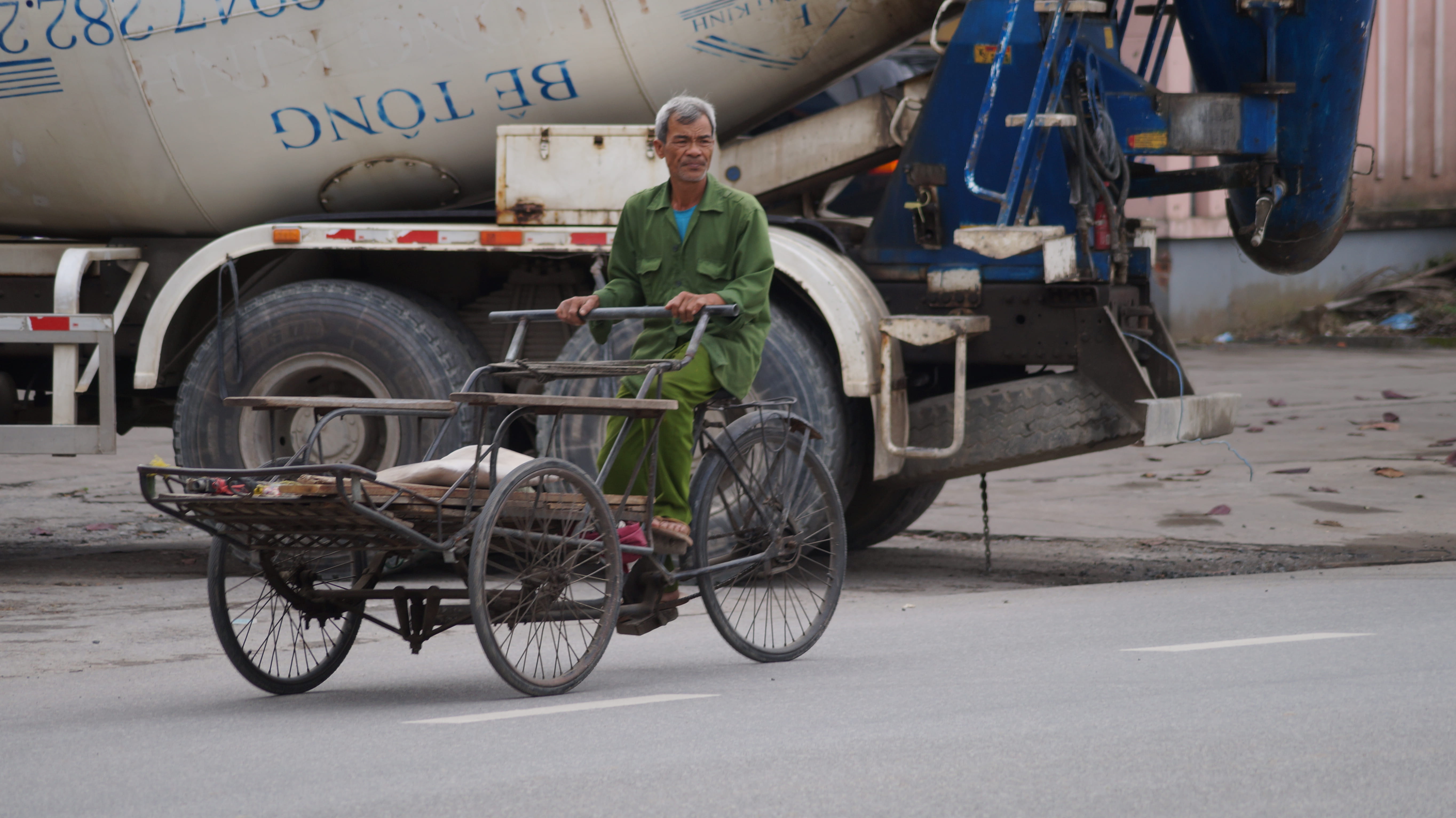 129 đường lê hồng phong, bicycle, standing, human, men, real people, wheel, vehicle, full length, person, looking at camera, clothing, working, holding, HD Wallpaper