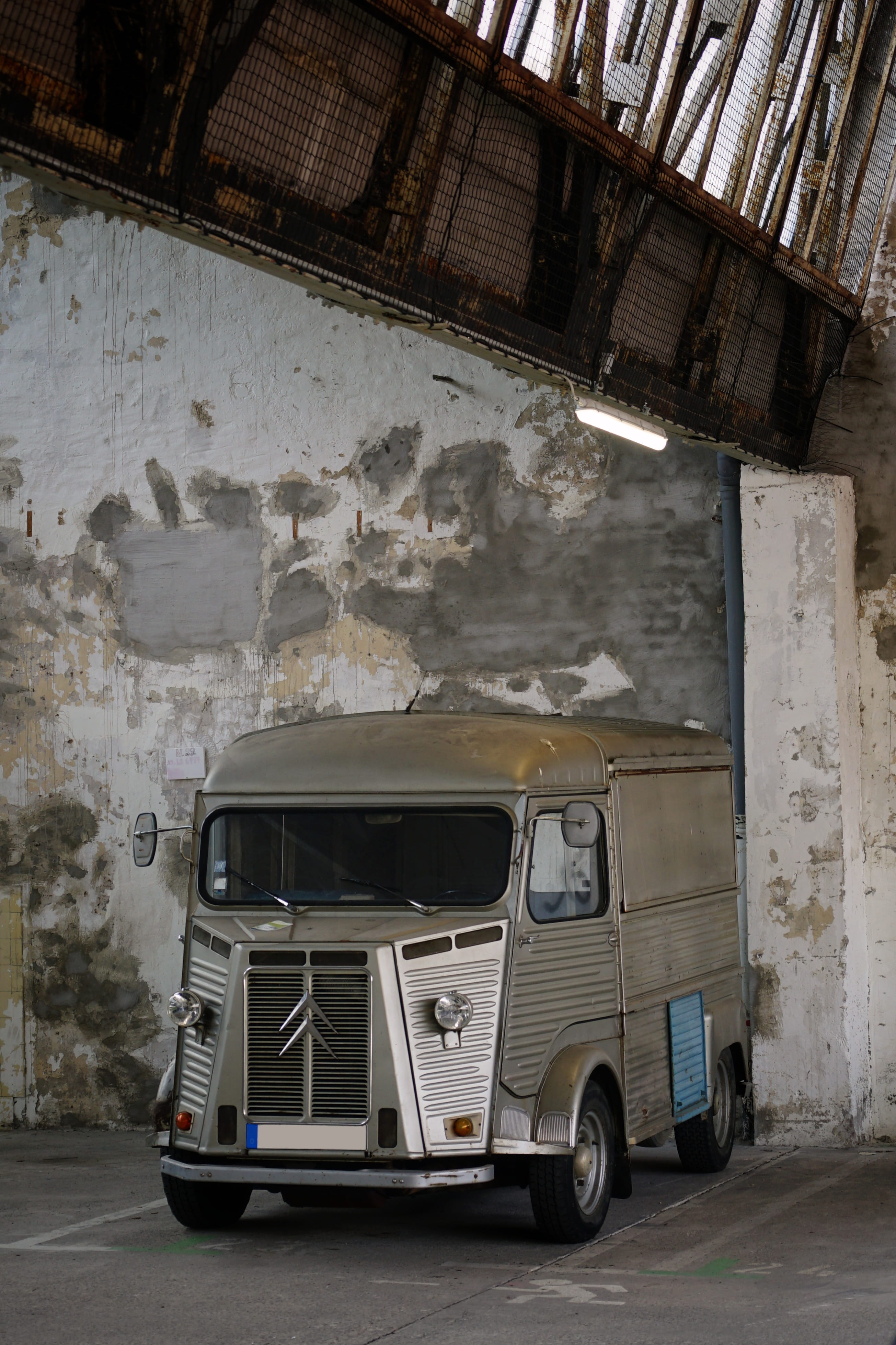 4K, architecture, built structure, outdoors, france, motor vehicle, citroen, transportation, old car, building exterior, citroën typ h, land vehicle, type h, Phone HD Wallpaper