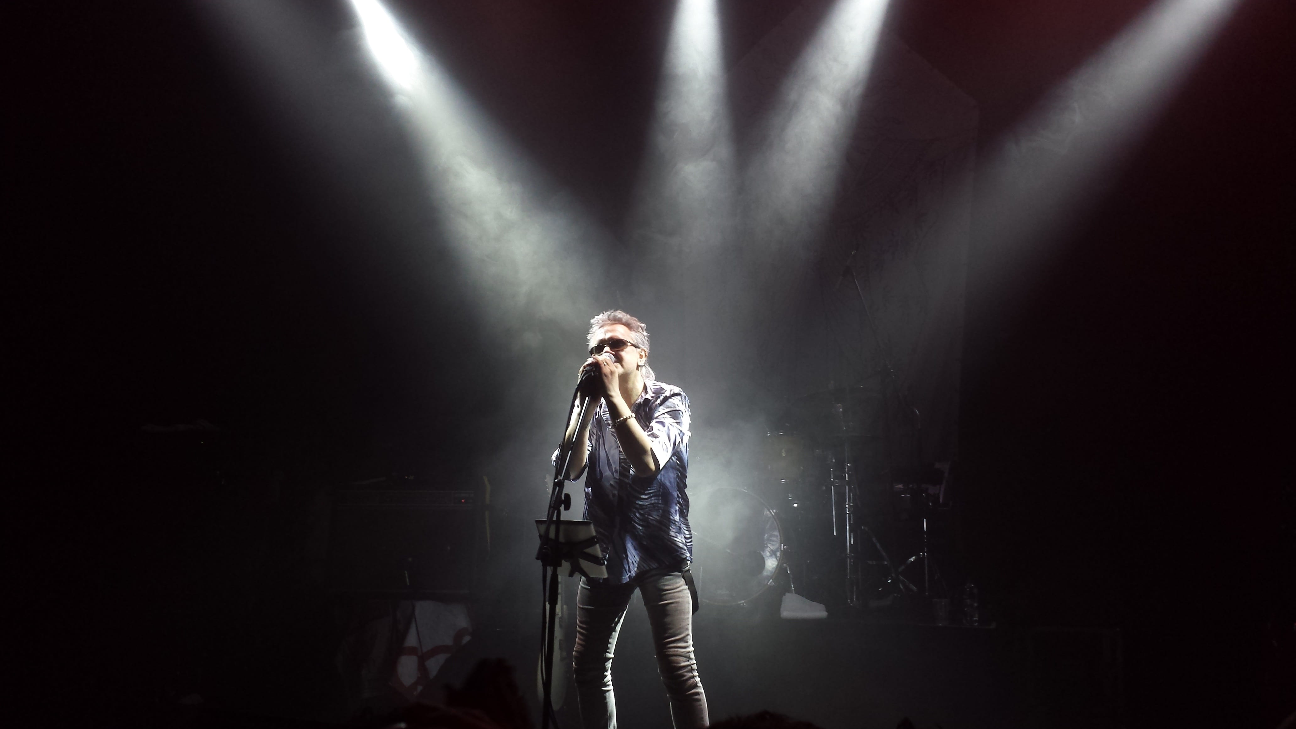 musician, three quarter length, stage - performance space, the mission uk, wayne, indoors, stage, young adult, hussey, singer, backroom, leather jacket, HD Wallpaper