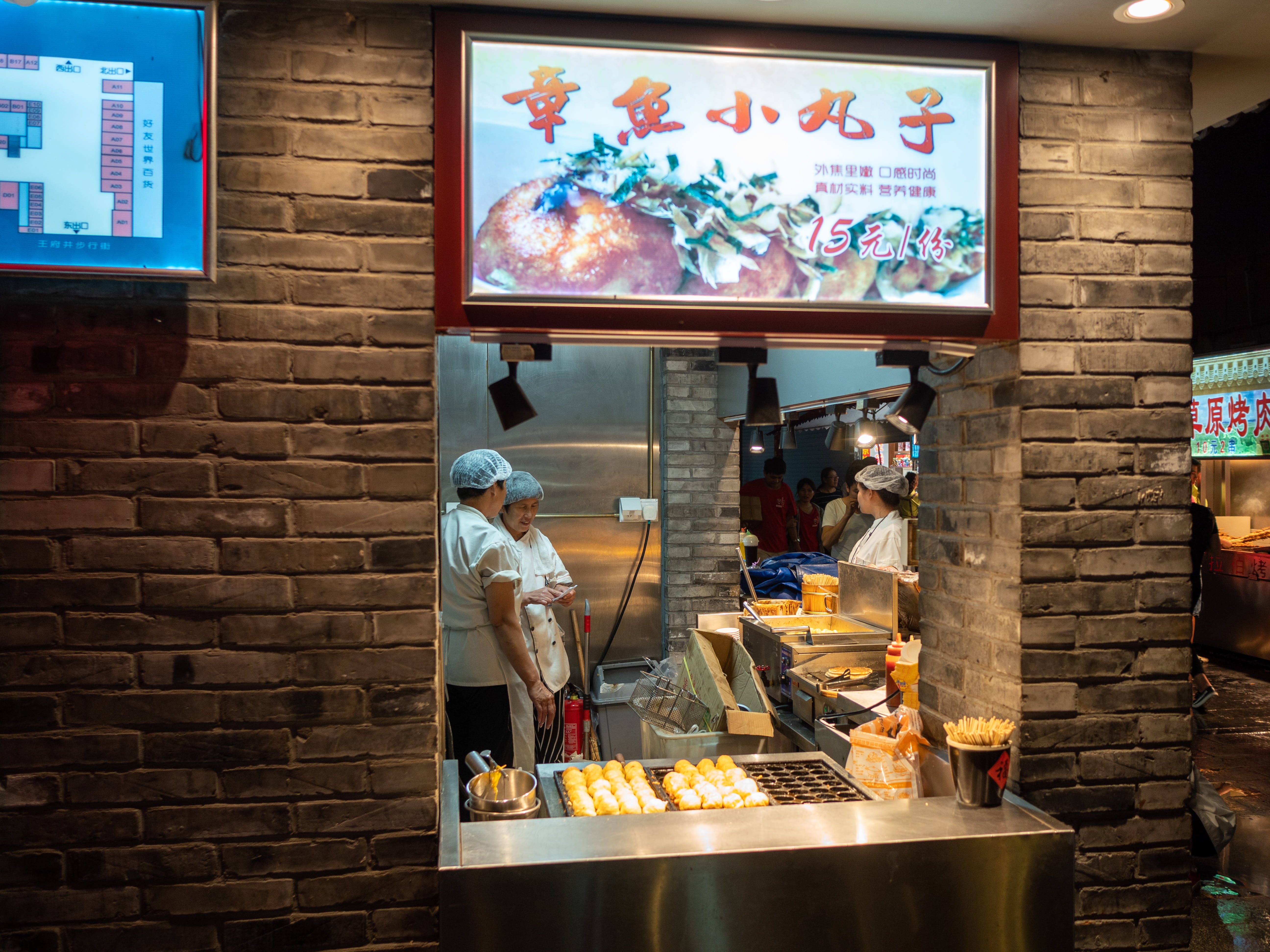 retail, shop, food, shirt, man, food and drink, people, cafeteria, retail display, kiosk, display, standing, 5K, meal, tv, buffet, women, cafe, occupation, HD Wallpaper