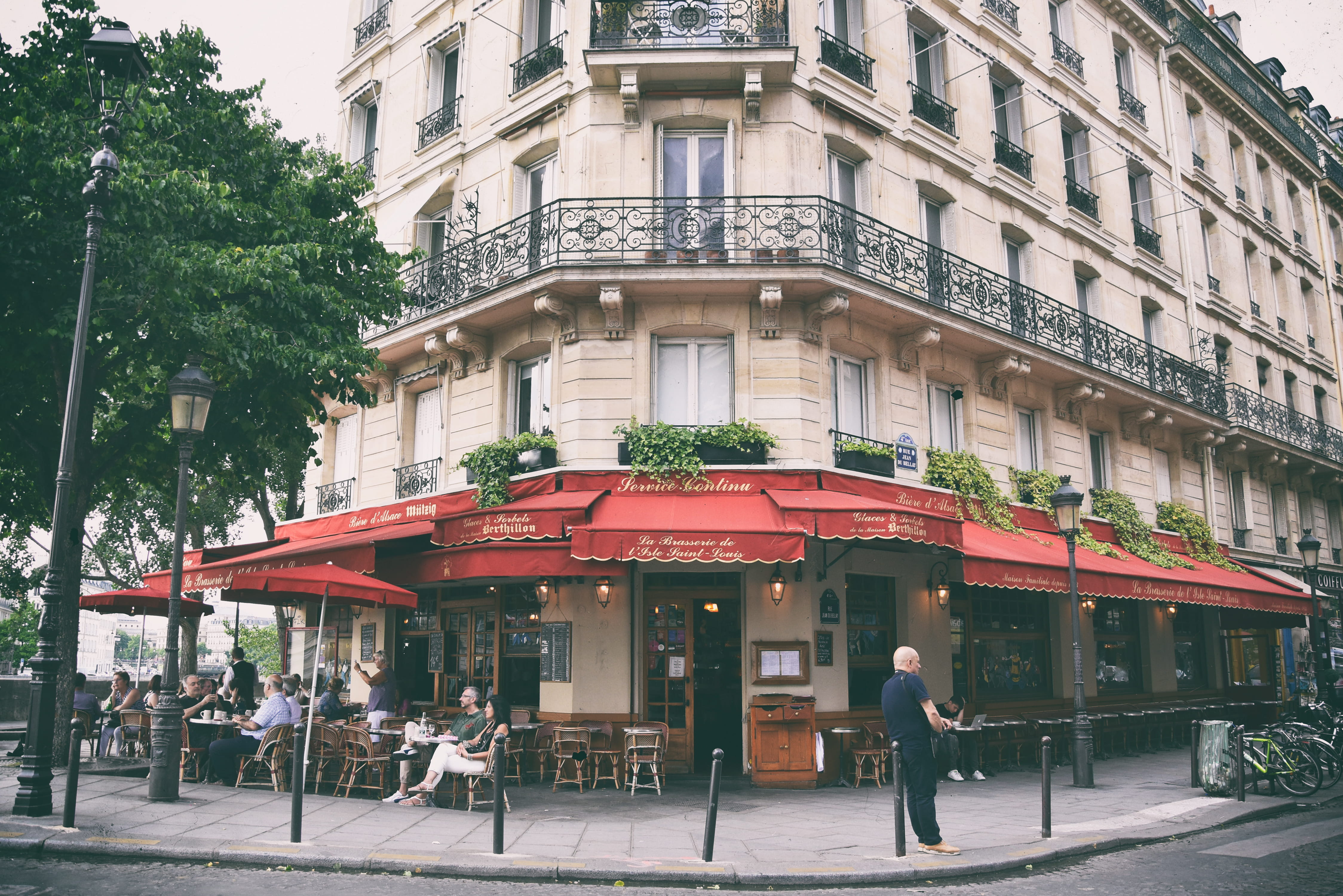 building exterior, café, city, 4K, building, plant, real people, city life, red, street, tree, incidental people, outdoors, paris, day, women, île saint-louis, HD Wallpaper