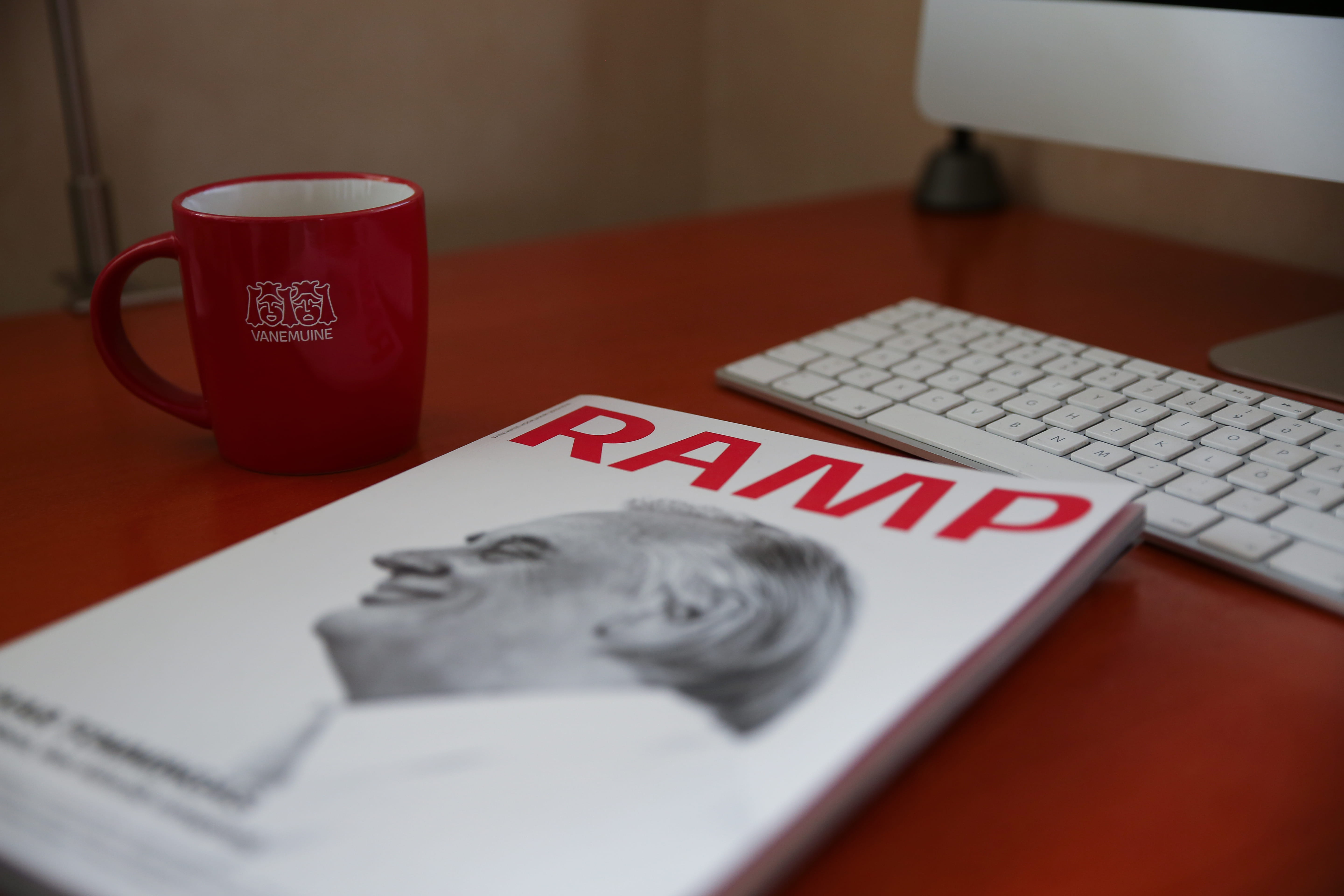 man, relaxing, text, cup, computer, red, theater vanemuine, workdesk, workspace, mug, no people, close-up, business, coffee cup, keyboard, paperwork, wireless technology, HD Wallpaper