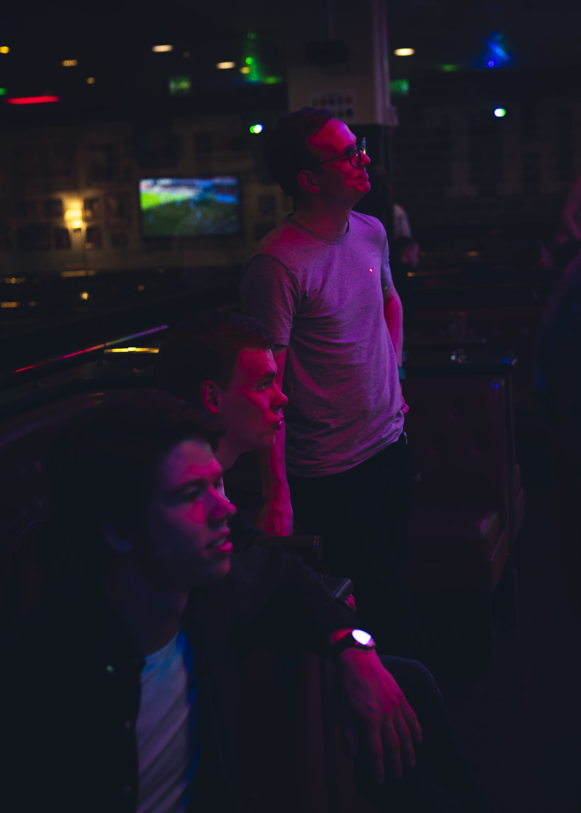 real people, illuminated, electronics, display, men, bar counter, night life, light, adult, lifestyles, pub, women, 2K, lighting, casual clothing, night, Phone HD Wallpaper