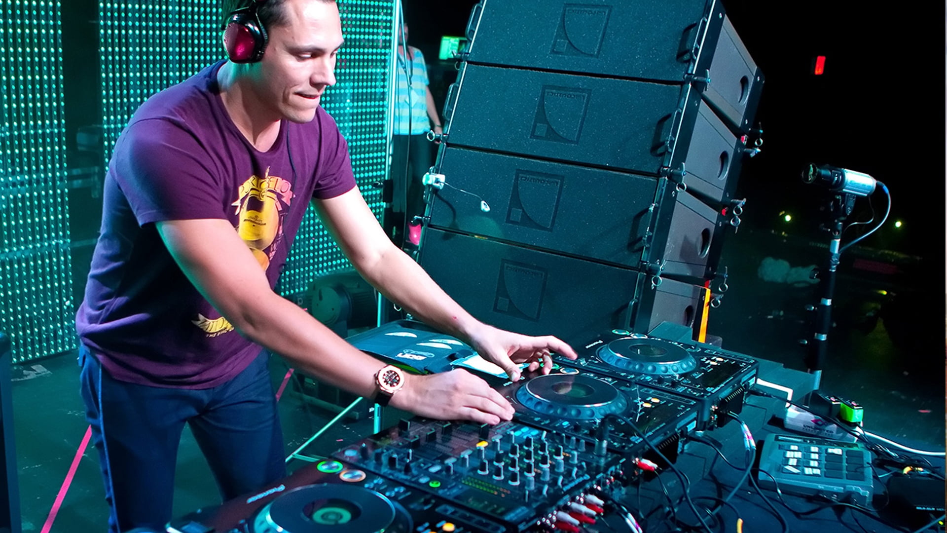 computer, s, nightlife, 1080P, casual clothing, indoors, playing, stereo, electro Pop, nightclub, people, clubbing, working, occupation, electrical Equipment, HD Wallpaper