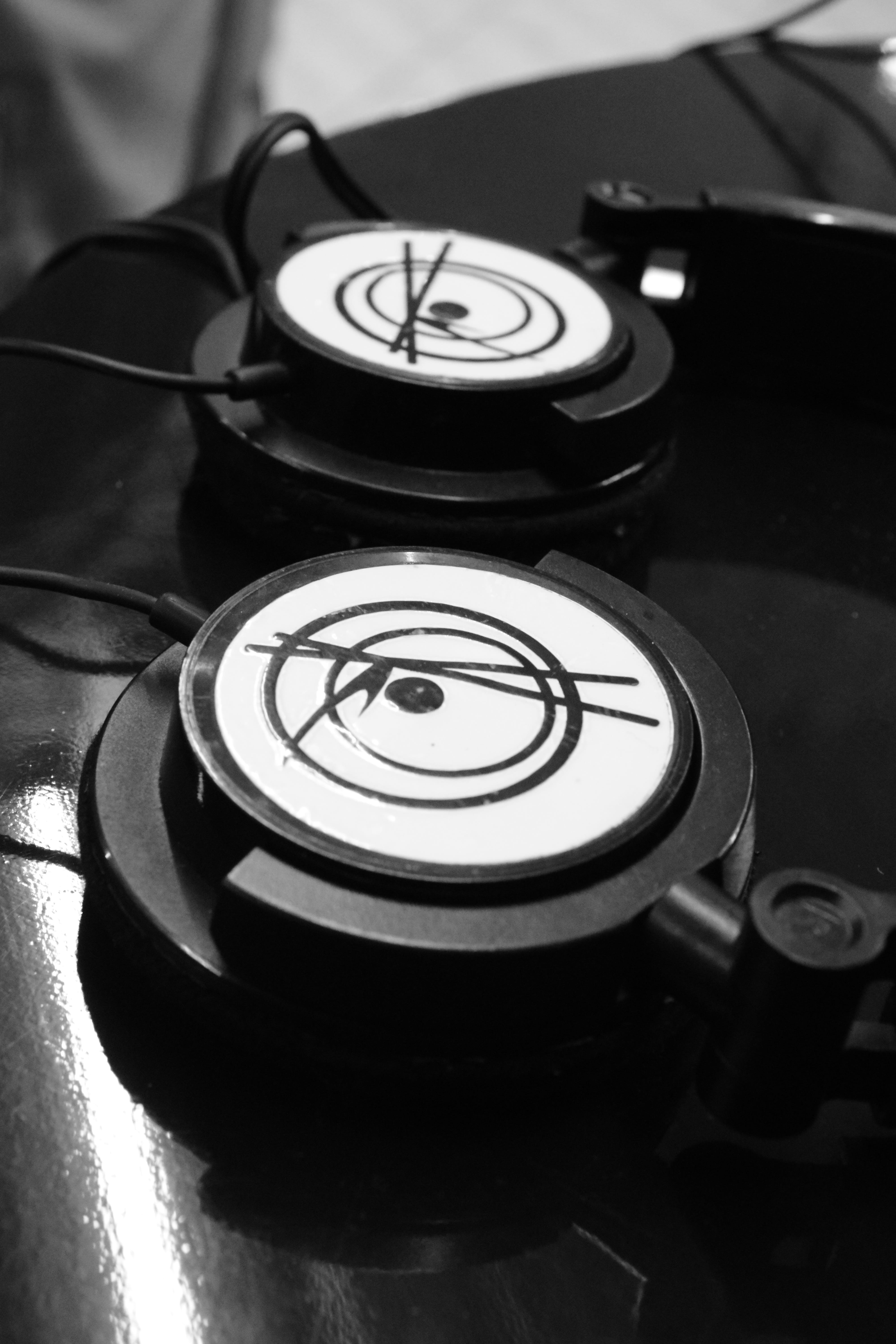 earphone, circle, selective focus, geometric shape, shape, equipment, number, focus on foreground, still life, sound, no people, table, pop, radio, brazil, Phone HD Wallpaper
