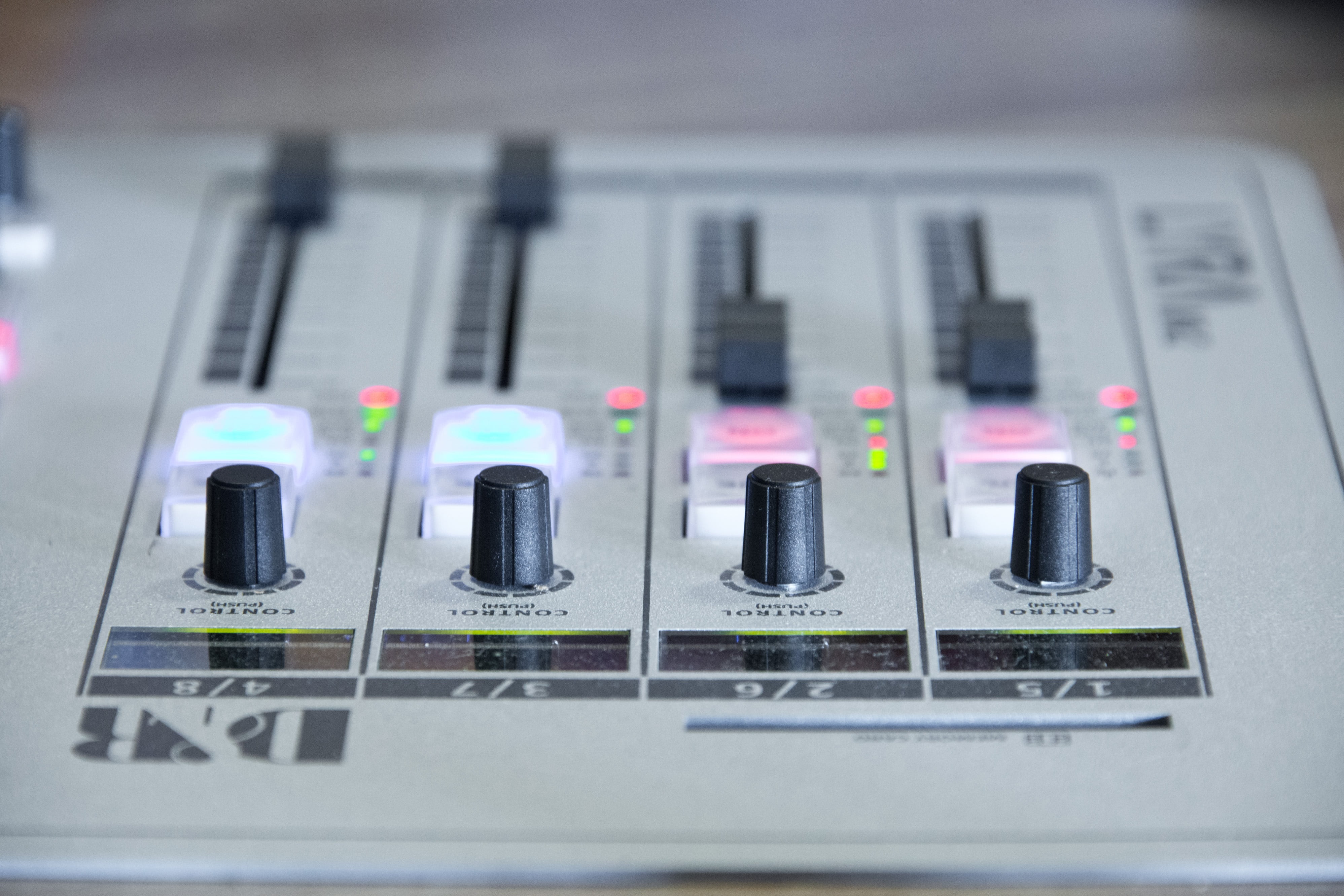 macro, industry, the console, equipment, photo, studio shot, white, arts culture and entertainment, radio, choice, sound, electronics industry, audio equipment, HD Wallpaper