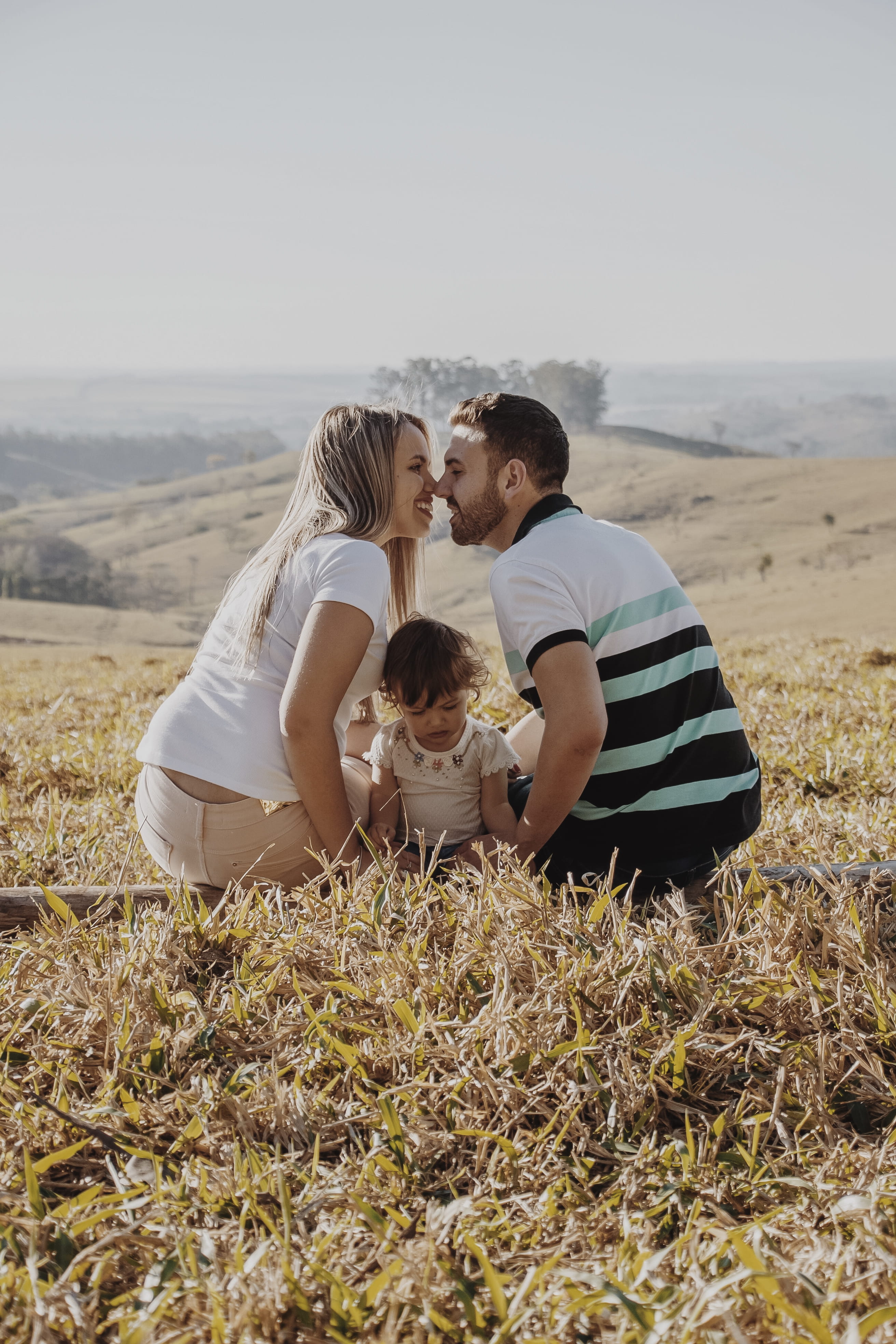 outdoor, adult, mom, girl, grass, daylight, son, kid, real people, males, baby, field, positive emotion, lifestyles, photoshoot, group of people, nature, Phone HD Wallpaper