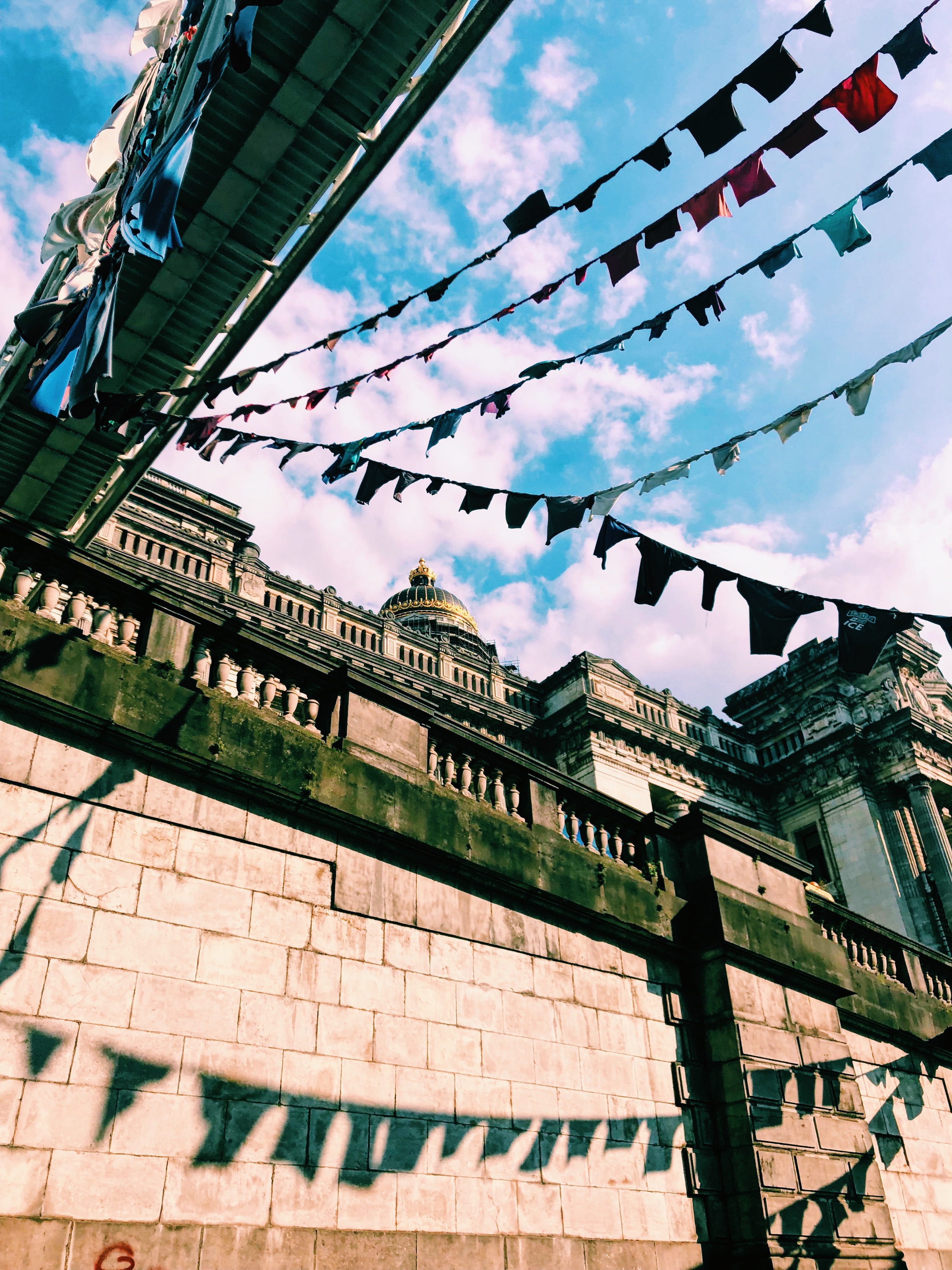 bruxelles, 4K, travel destinations, building, flag, decoration, residential district, belgique, outdoors, roof, cloud - sky, architecture, city, day, art, Phone HD Wallpaper