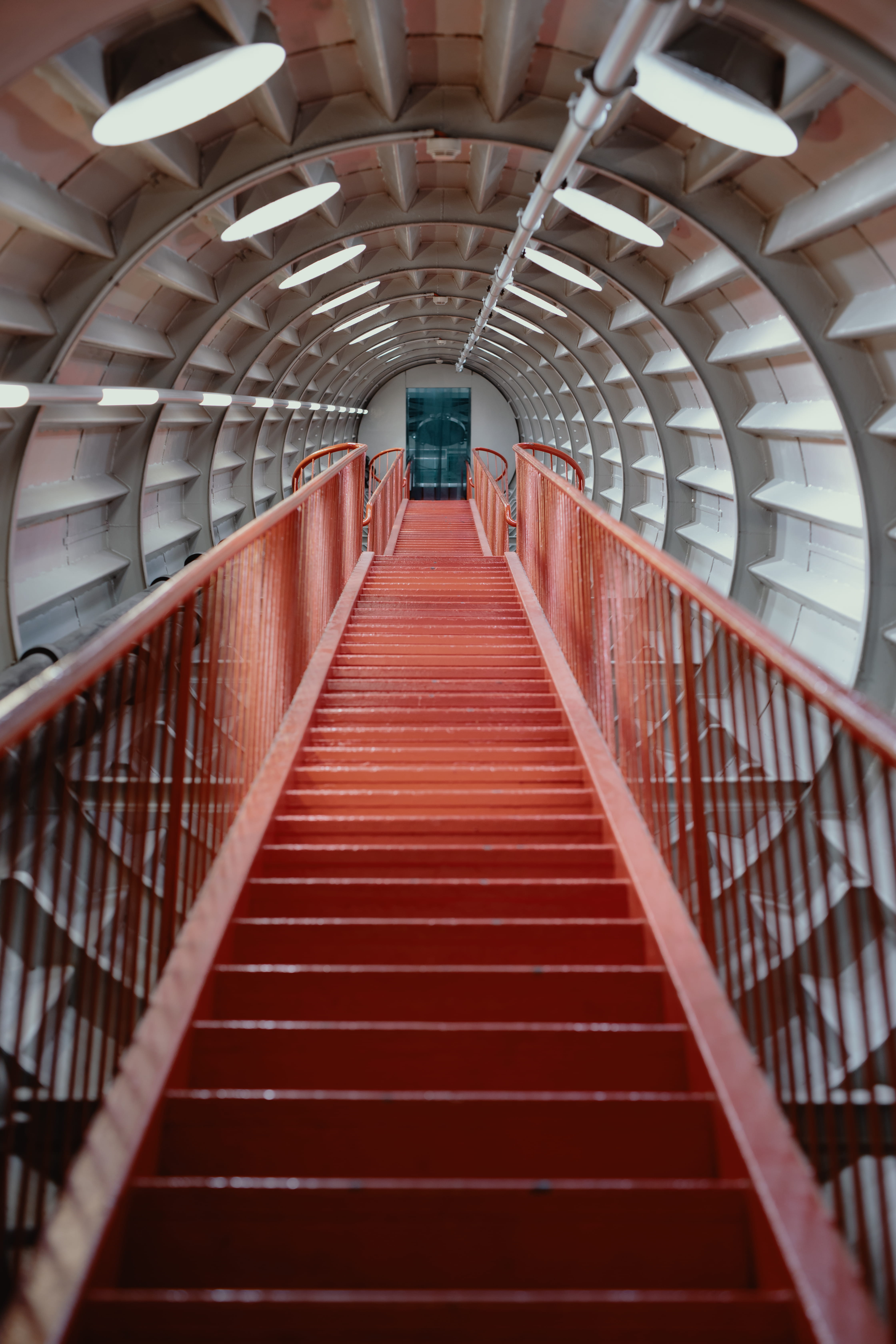 belgique, empty, long, direction, no people, the way forward, bruxelles, illuminated, indoors, diminishing perspective, escalier, railing, mode of transportation, Phone HD Wallpaper