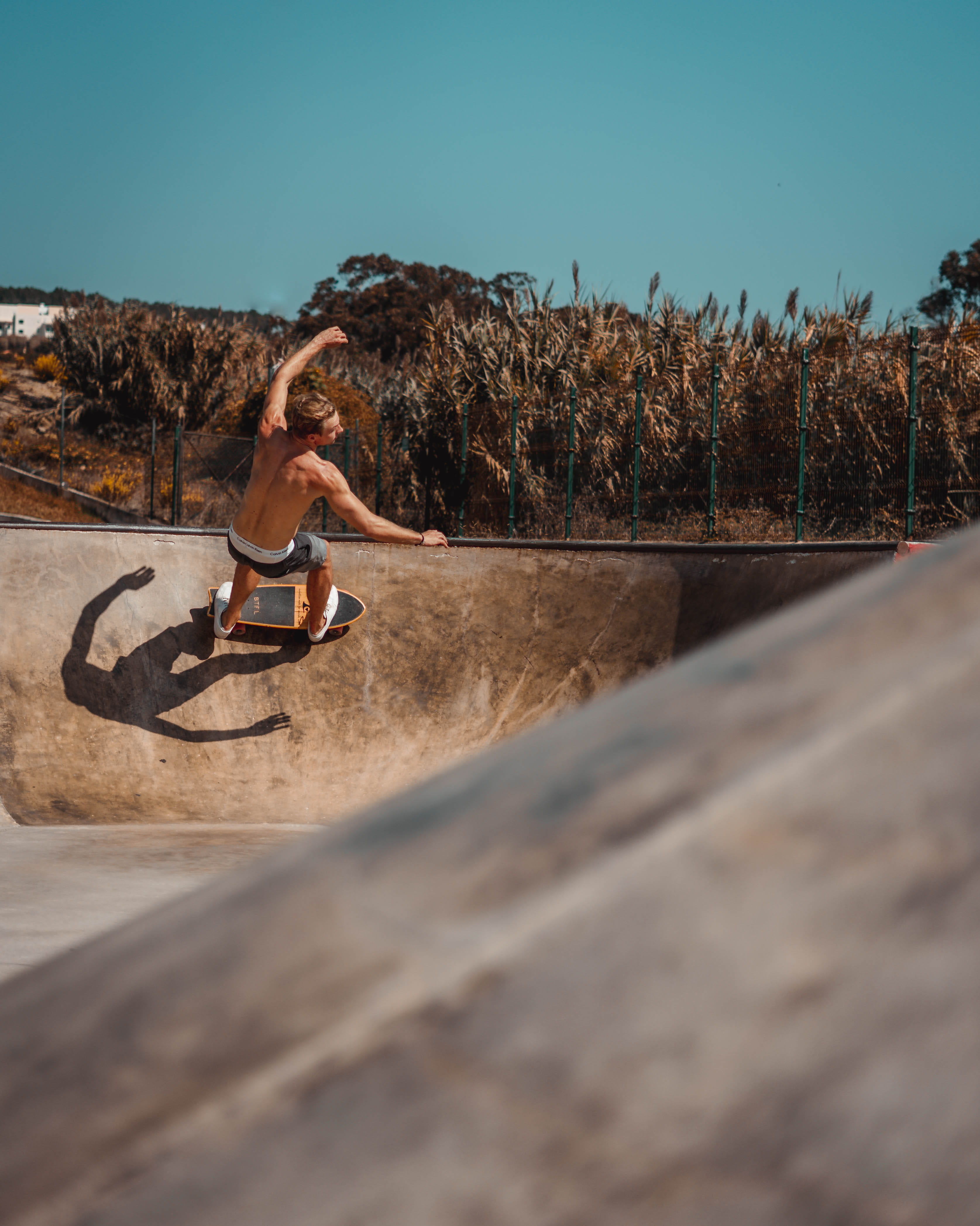 gravel, cruiser, mid-air, real people, one person, casual clothing, tree, skill, man, outdoors, 4K, nature, transportation, bike, sunlight, board, bicycle, Phone HD Wallpaper