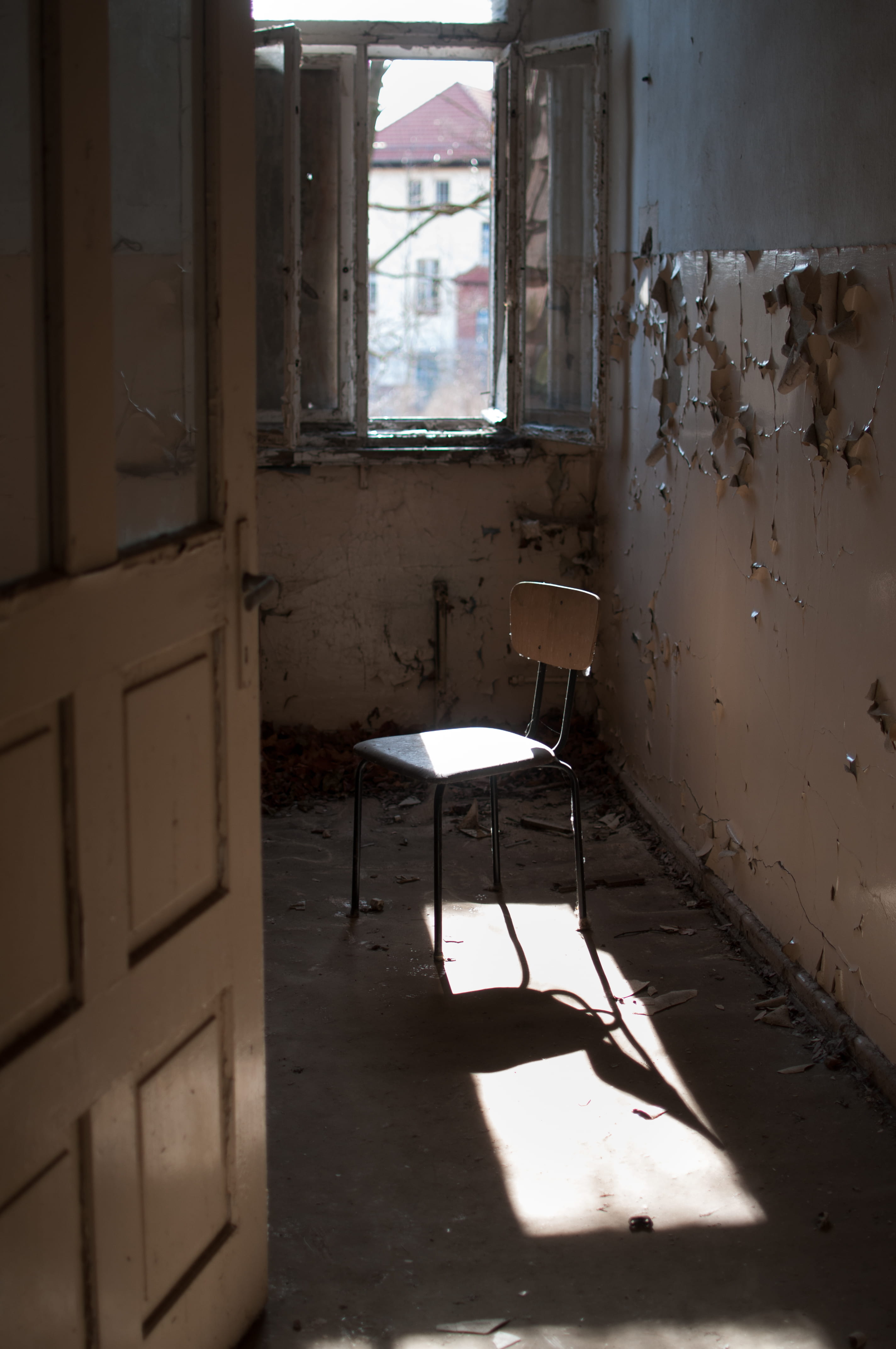 indoors, architecture, absence, lost, paint, steel, shadow, desolate, 4K, empty, decay, seat, day, run-down, urbex, abandoned, building, aged, domestic room, Phone HD Wallpaper