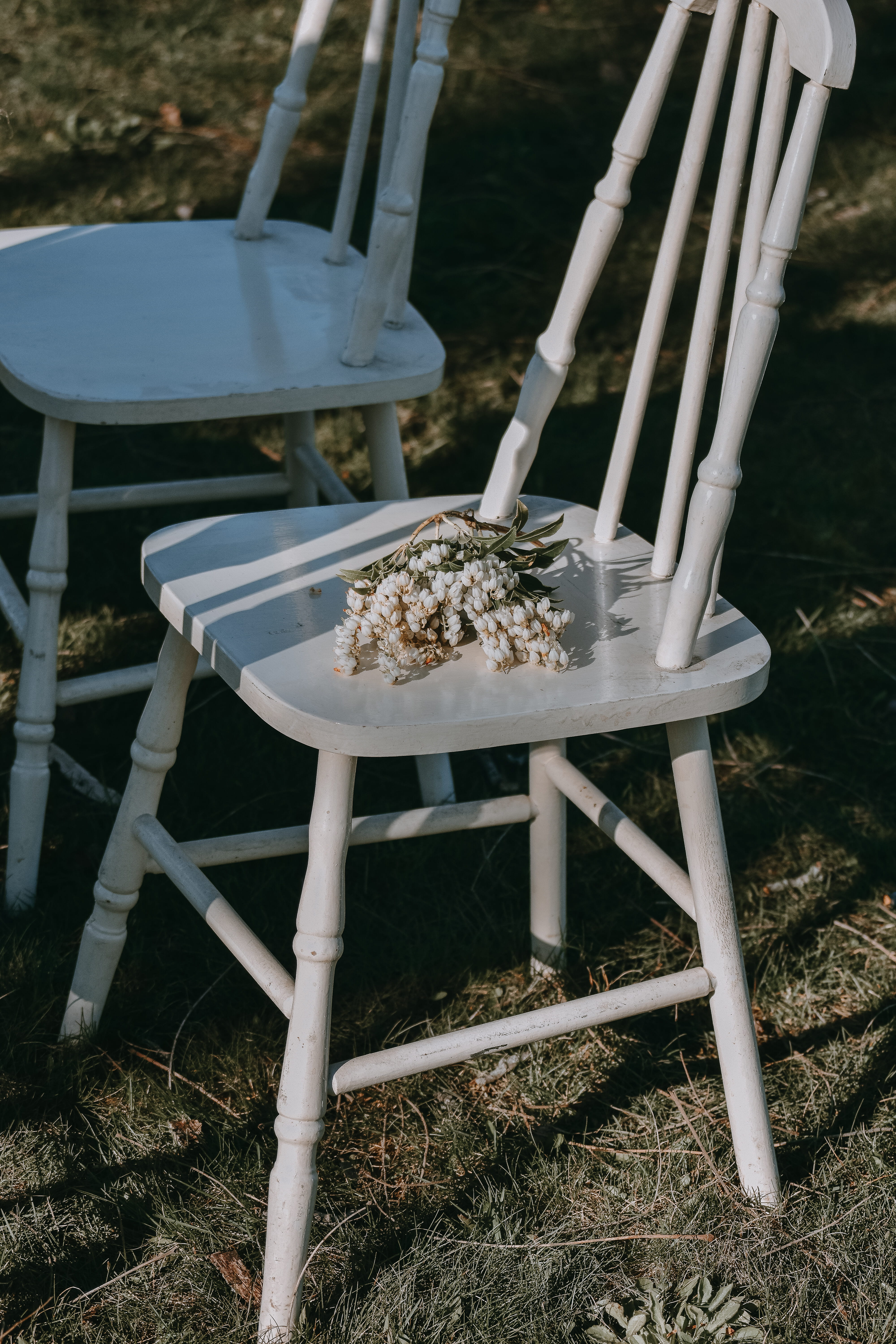 close-up, nature, armless, empty, sunlight, two, seat, wooden, food, white color, white, table, field, chair, front or back yard, absence, wood - material, Phone HD Wallpaper