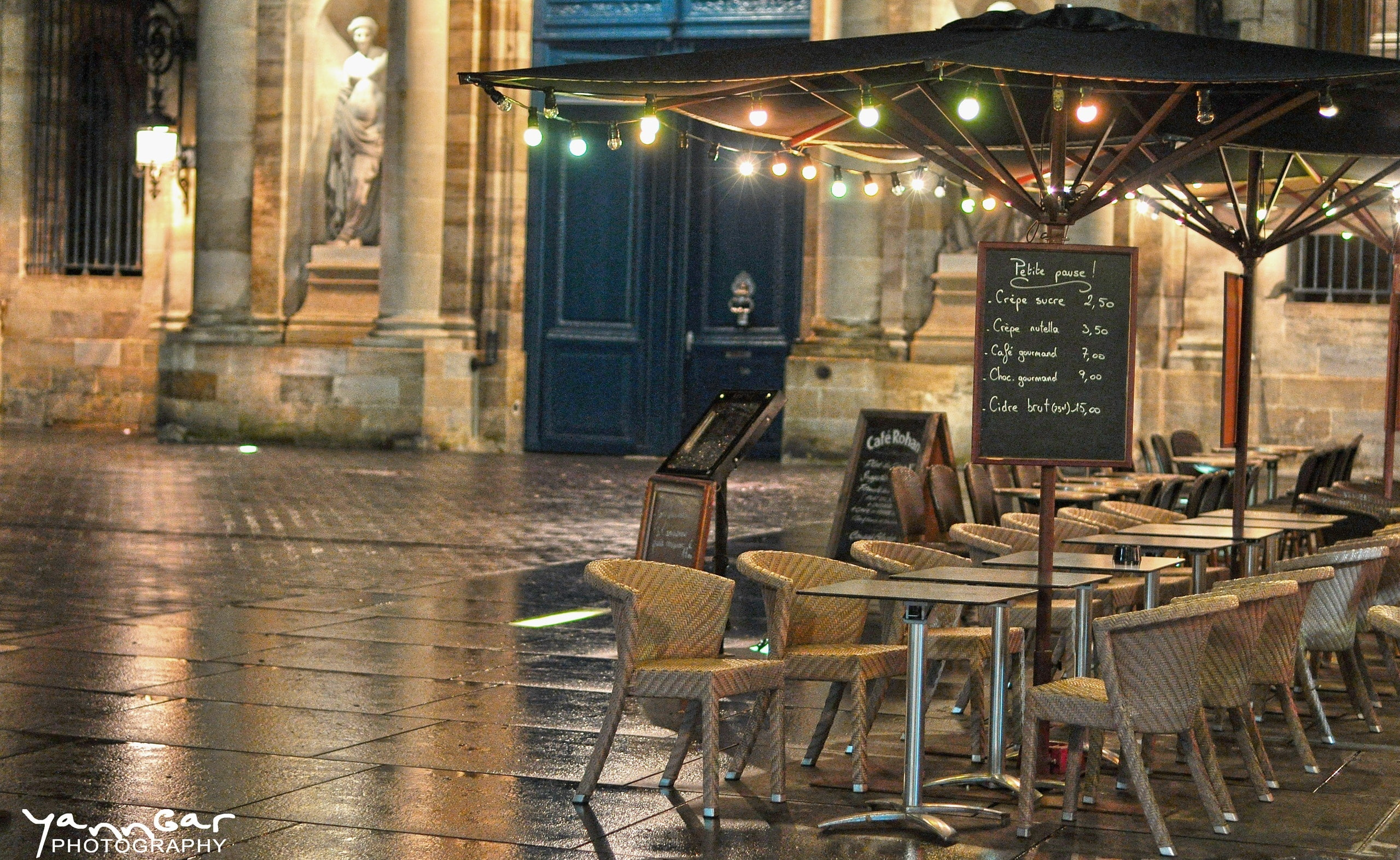 cafe, night, setting, text, empty, outdoors, bordeaux, building exterior, lot, seat, restaurant, electric lamp, Europe, building, armless, absence, France, HD Wallpaper