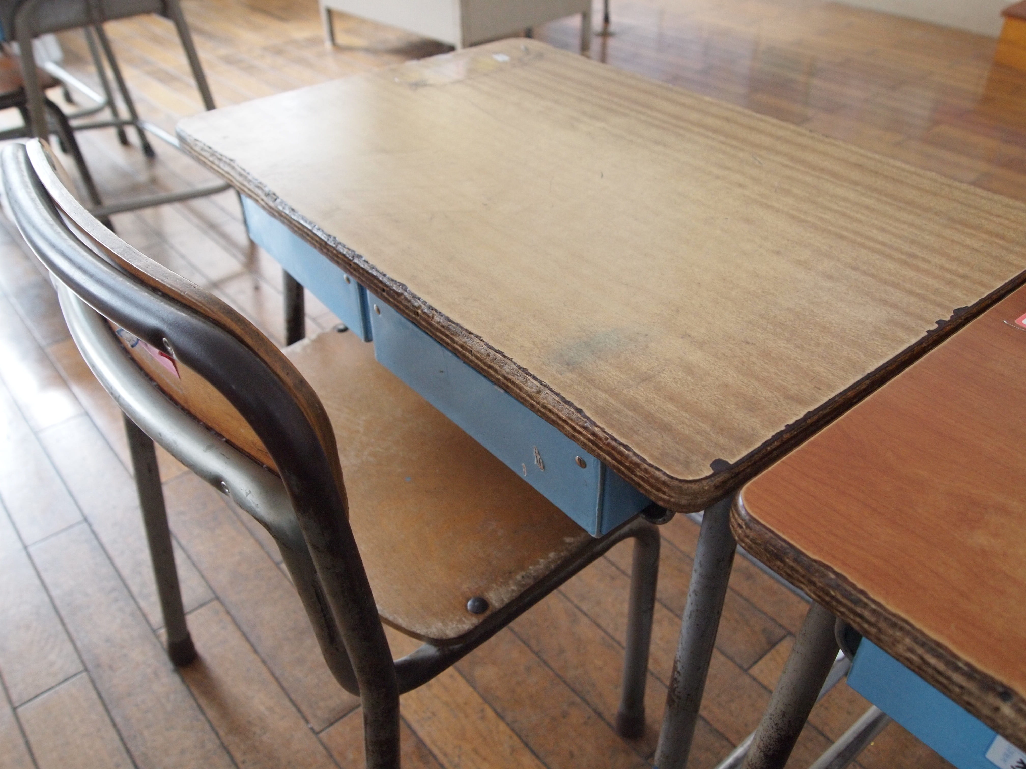 flooring, desk, hardwood floor, school, 4K, furniture, table, wood, close-up, high angle view, day, in a row, education, armless, rectangular, school building, HD Wallpaper