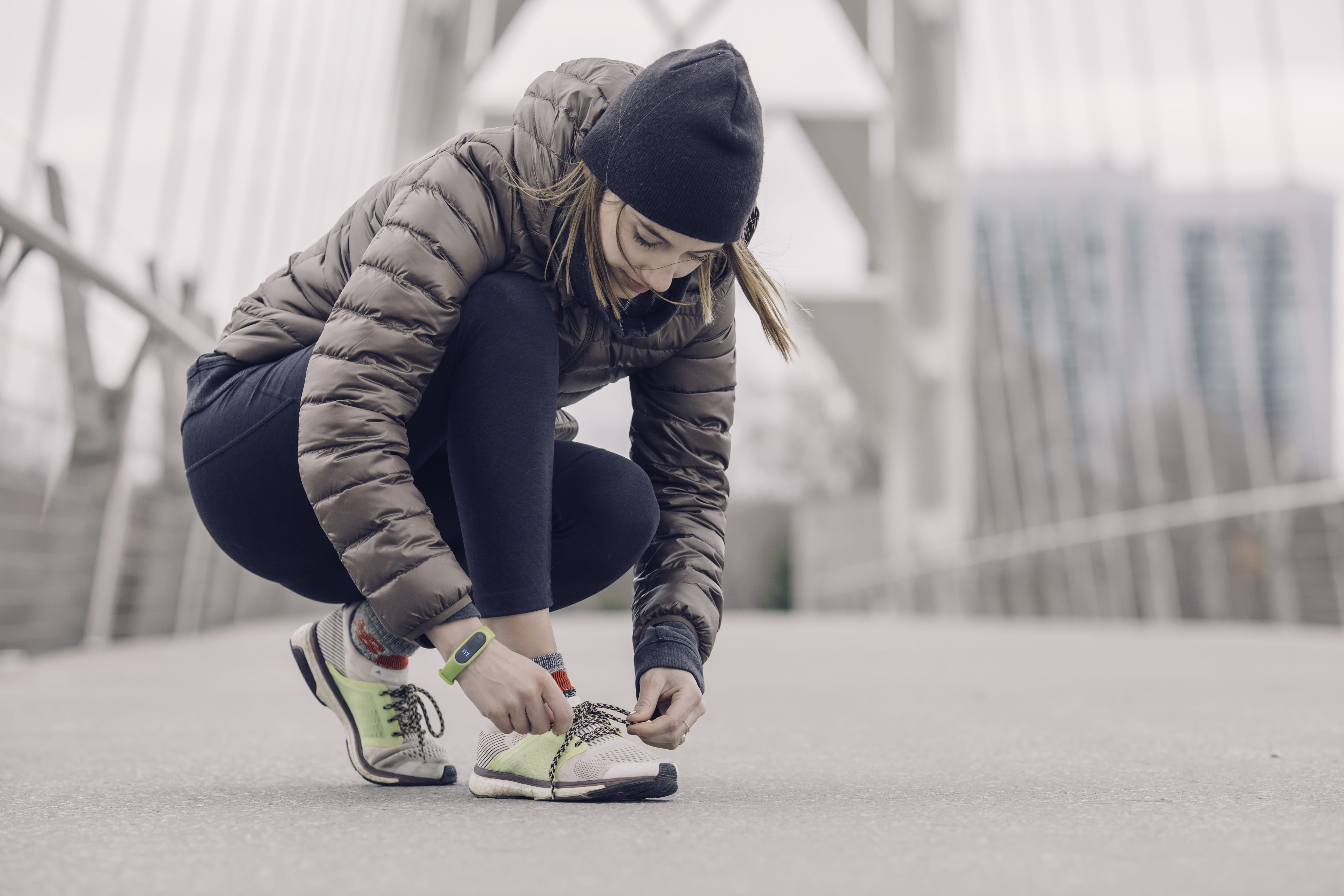 outdoors, lifestyle, focus on foreground, city, clothing, bending, photo, warm clothing, lifestyles, sitting, blur, exercising, 5K, young, full length, HD Wallpaper