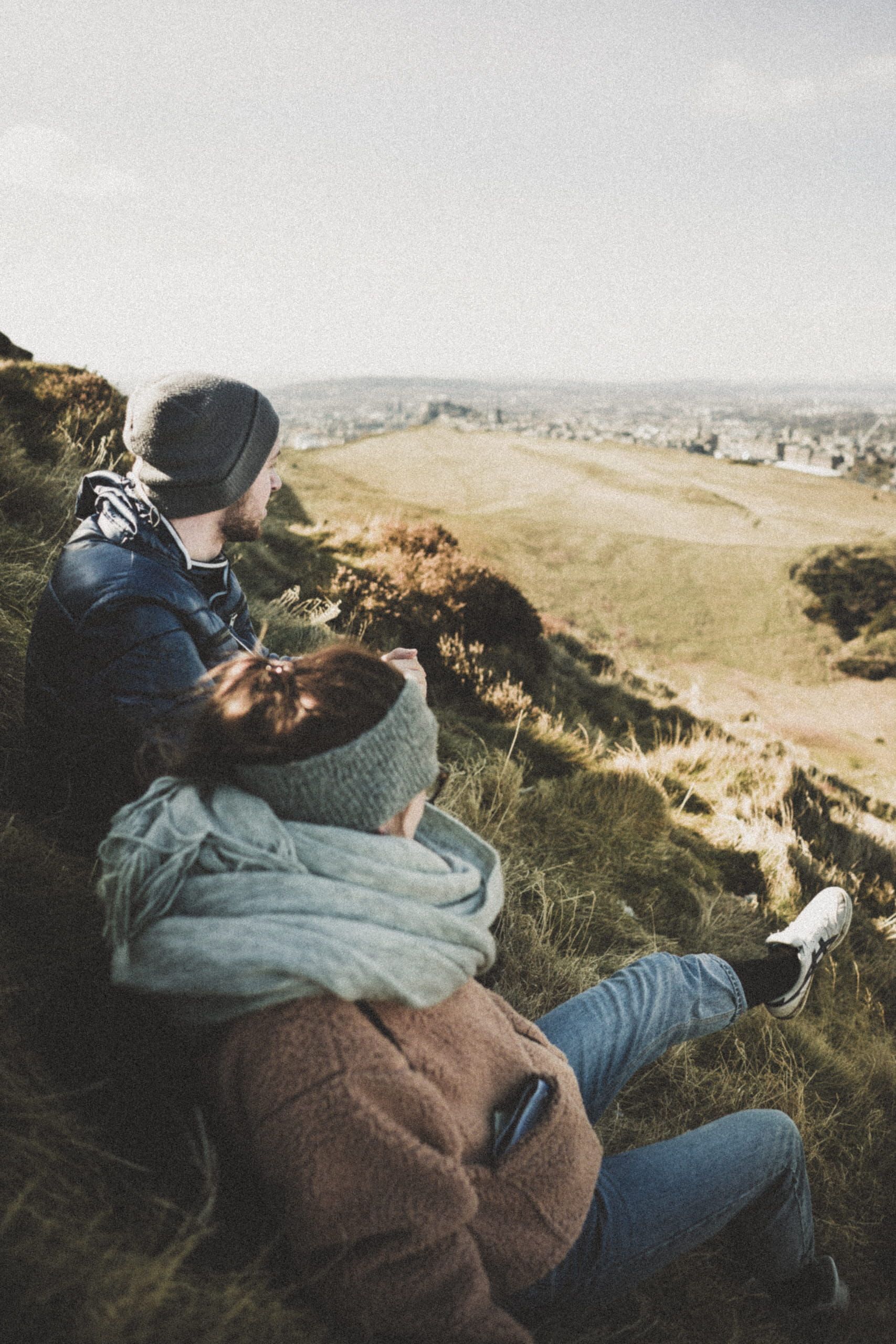 lifestyles, people, travel, view, canine, dog, outdoors, plain, land, sit, daytime, grass, day, pets, green, real people, hike, arthurs seat, domestic, Phone HD Wallpaper